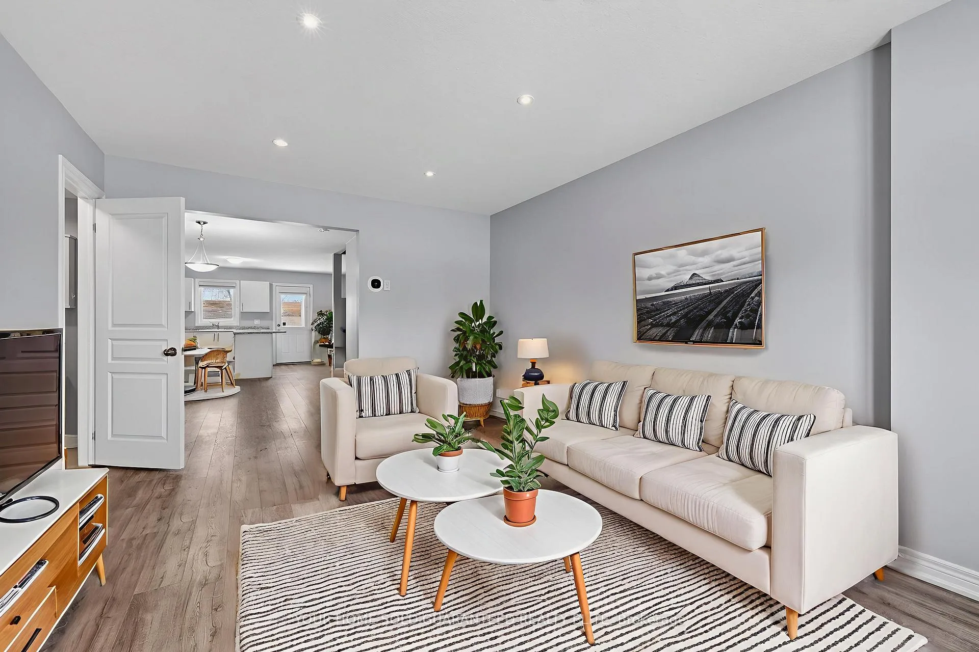 Photo 3 of Unit 15, 7768 Ascot Circle, Niagara Falls, Ascot — HOMEH