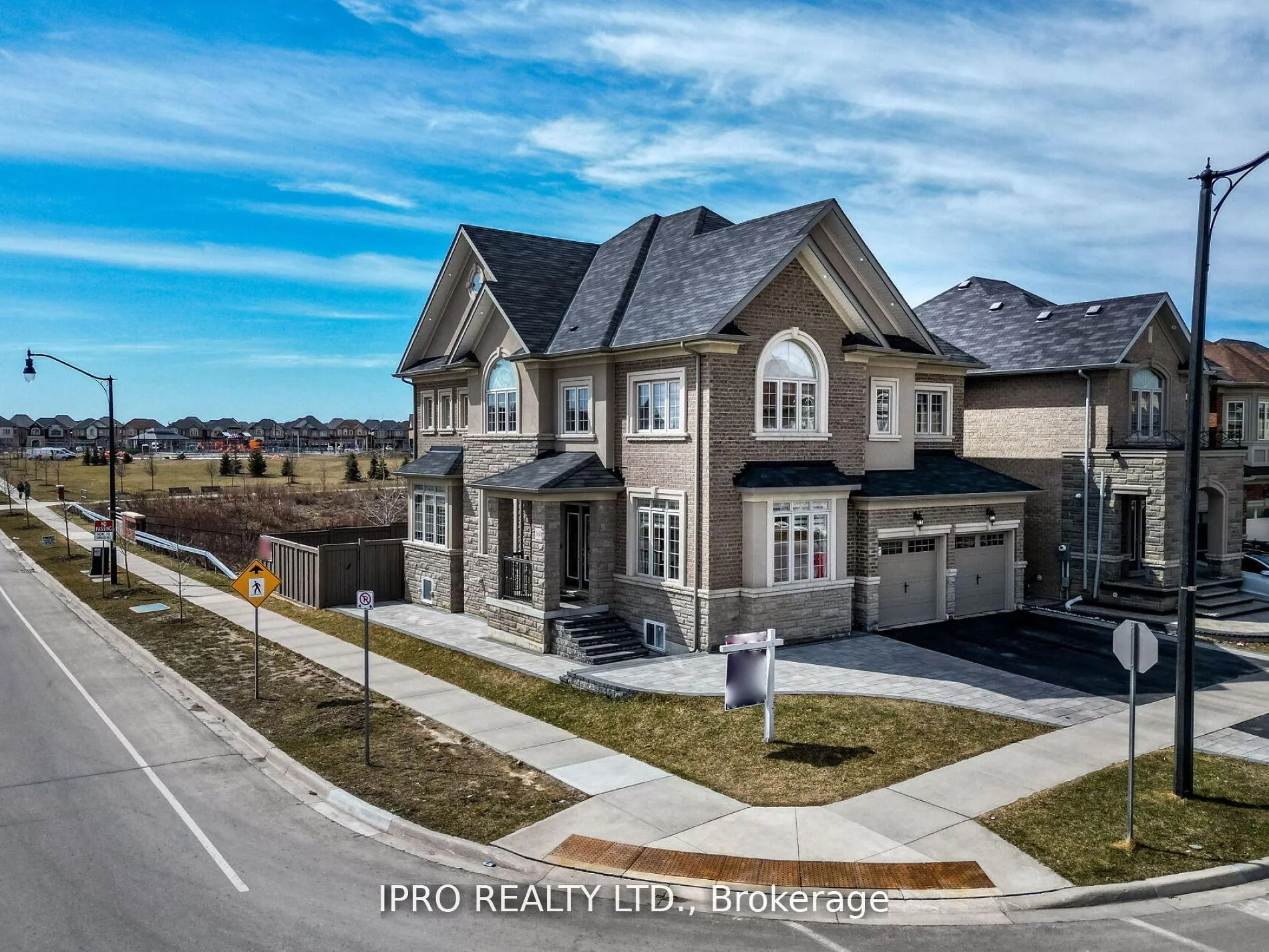 Photo 4 of 360 Remembrance Road, Brampton, Northwest Brampton — HOMEH
