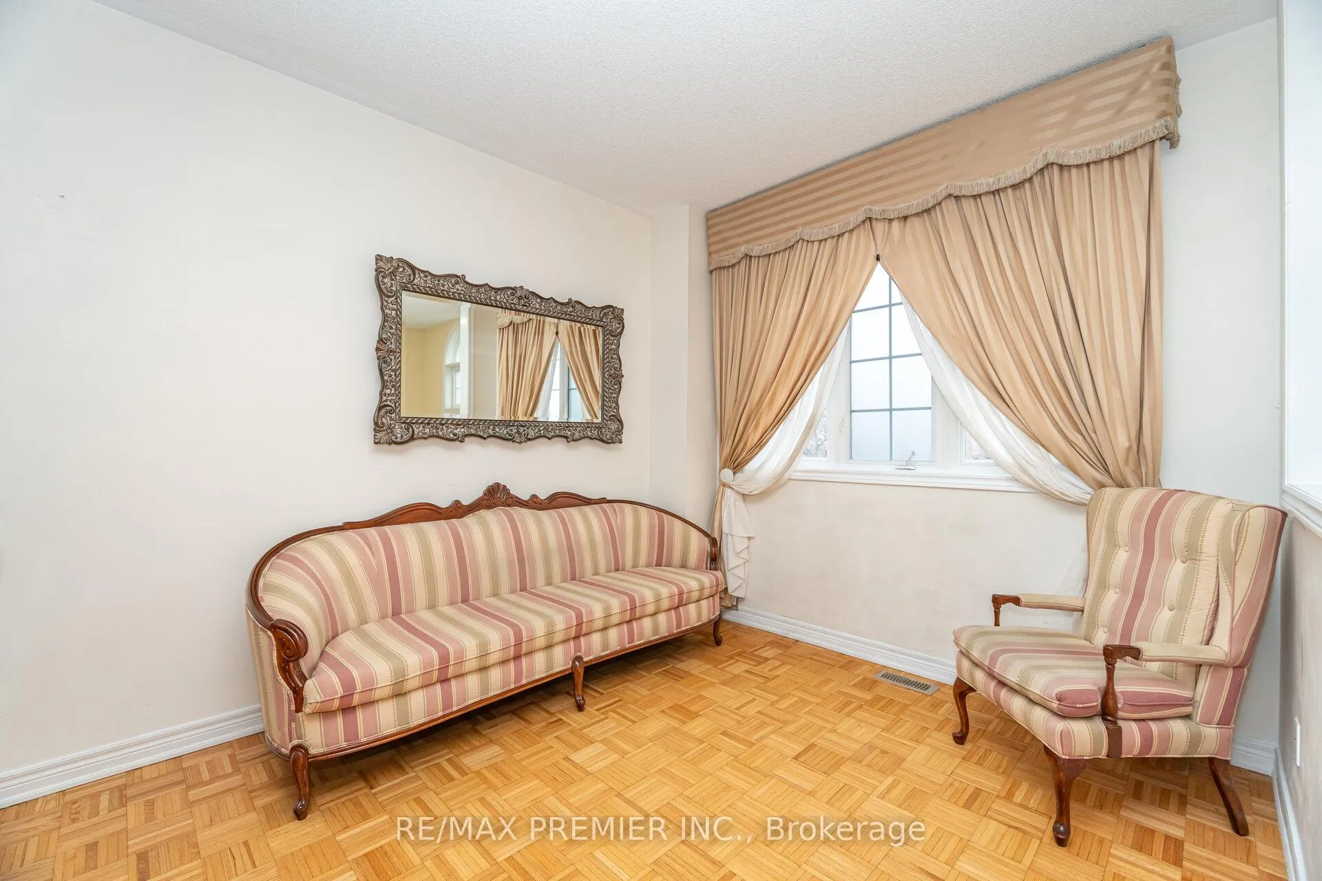 Photo 7 of 311 Tall Grass Trail, Vaughan, East Woodbridge — HOMEH