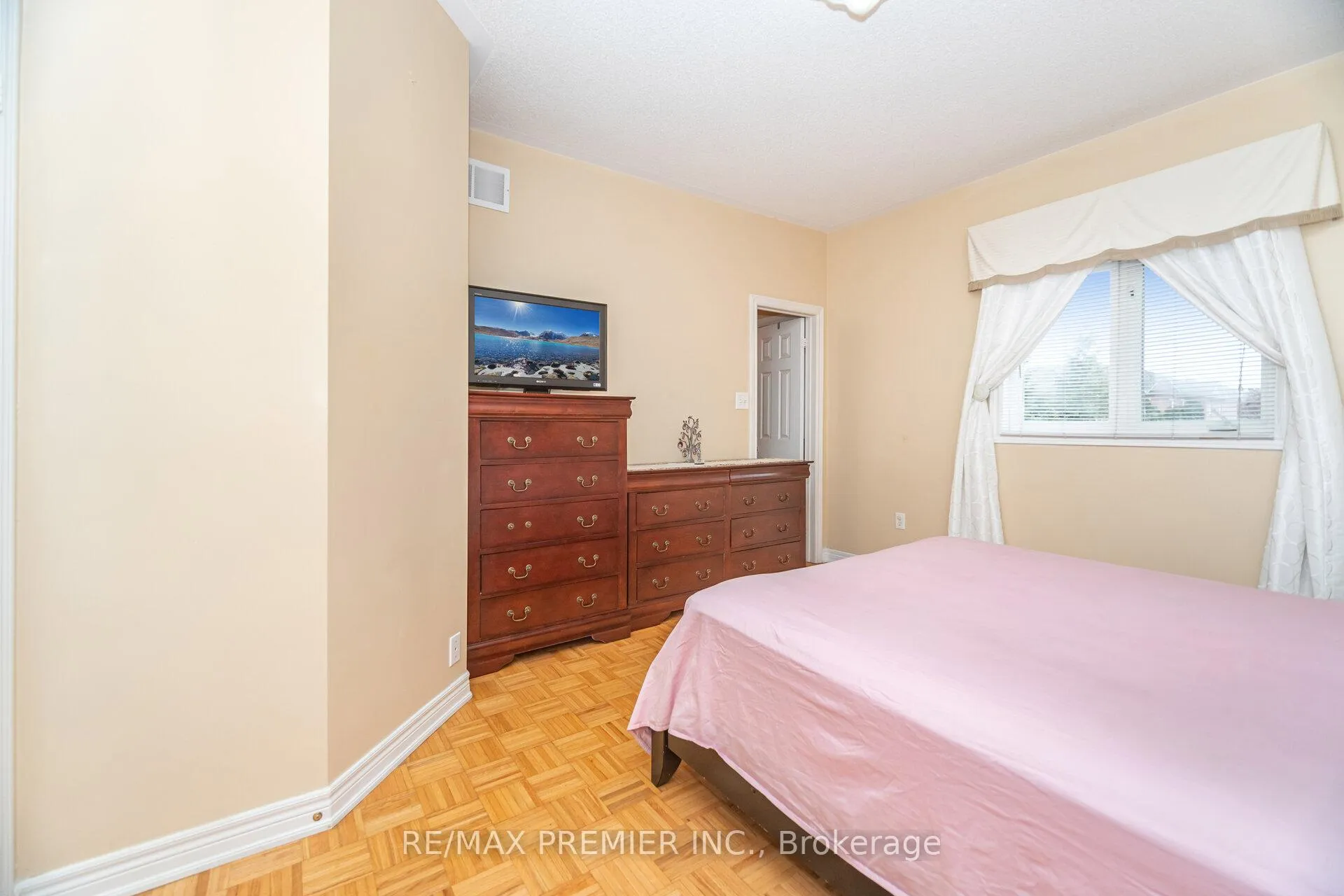 Photo 17 of 311 Tall Grass Trail, Vaughan, East Woodbridge — HOMEH