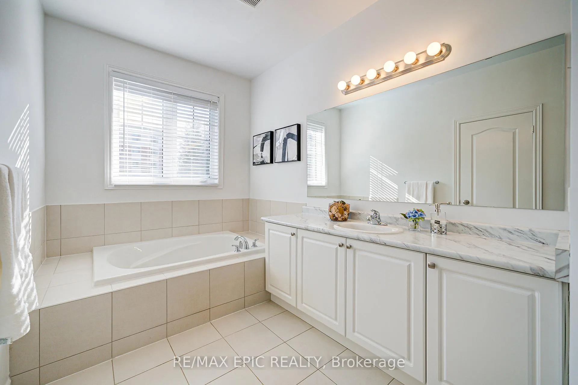 Photo 35 of 382 William Graham Drive, Aurora, Rural Aurora — HOMEH