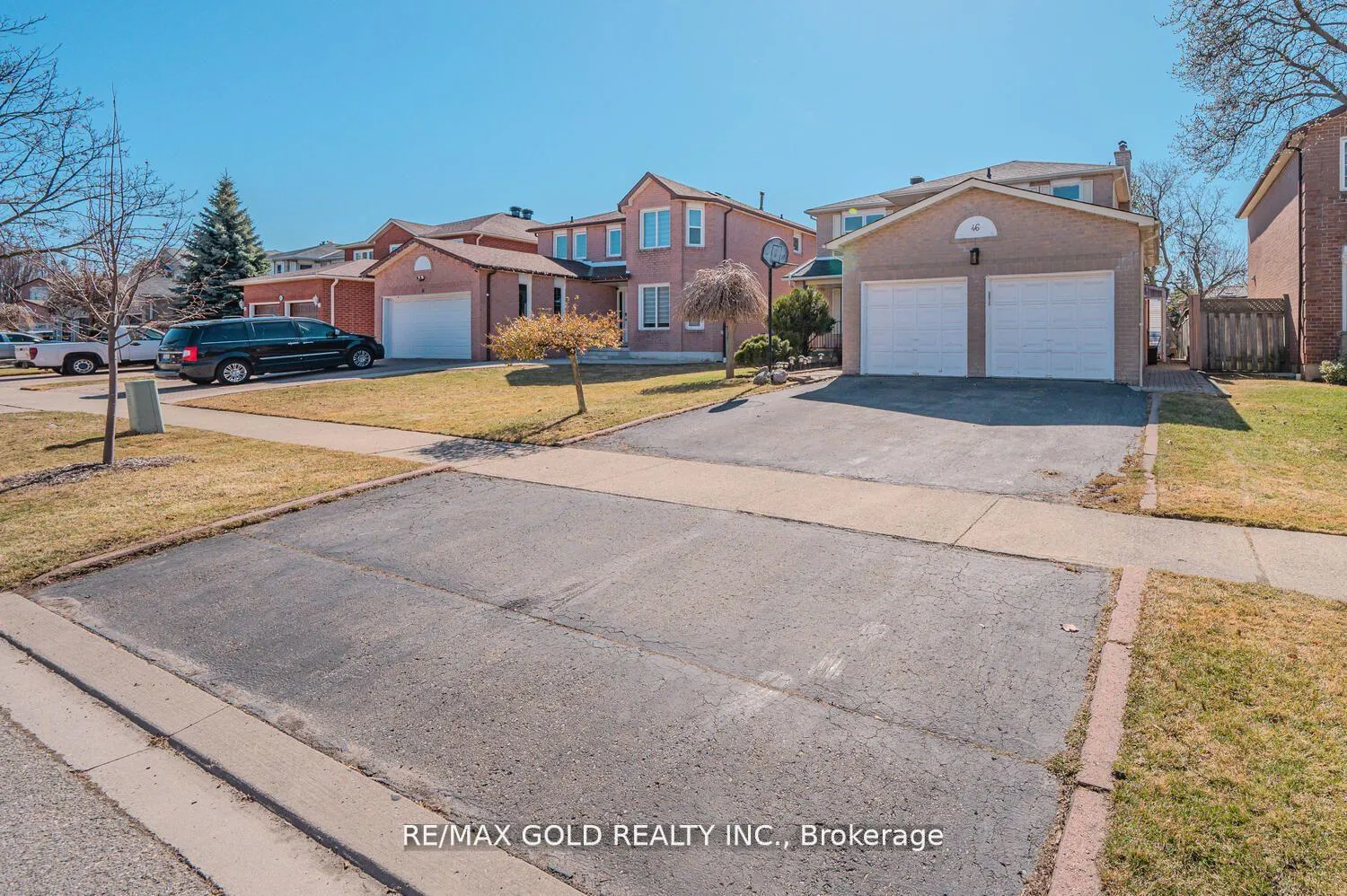 Photo 4 of 46 Plover Place, Brampton, Fletcher's Creek South — HOMEH