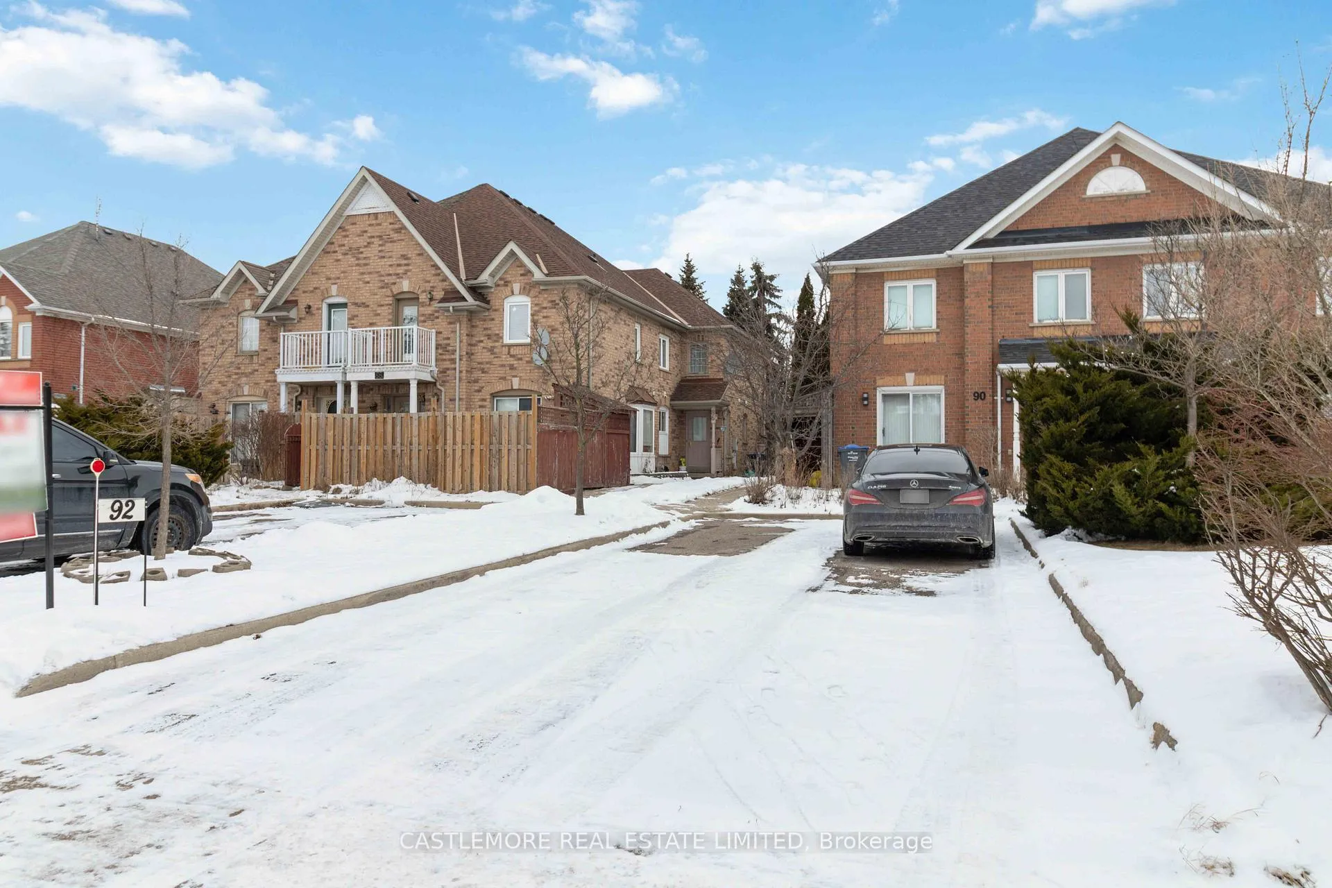Photo 2 of 92 pressed brick Drive S, Brampton, Brampton North — HOMEH