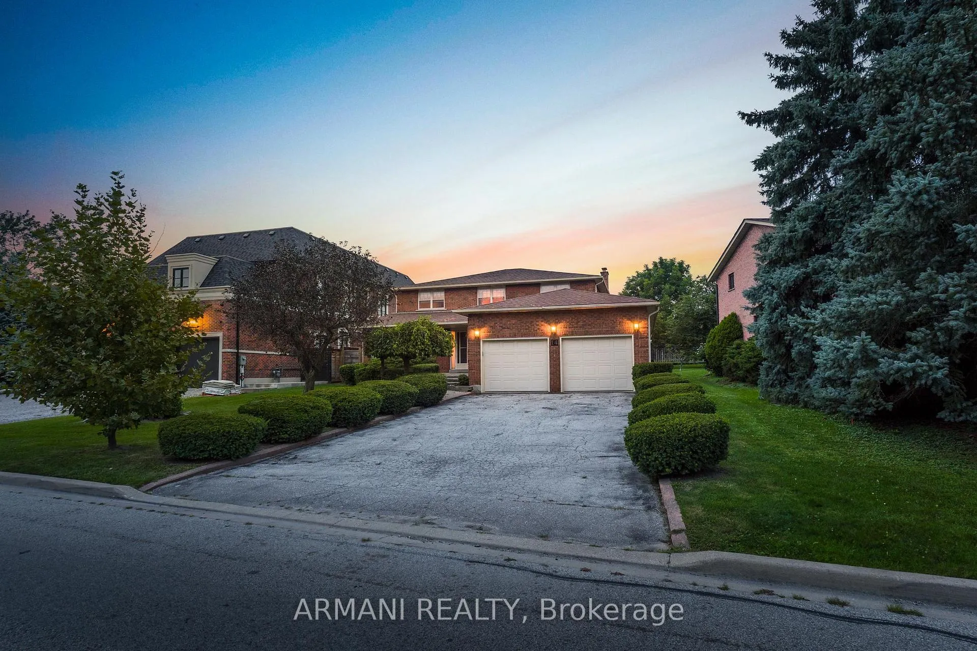 Photo 2 of 14 Yellow Pine Crescent, Vaughan, East Woodbridge — HOMEH