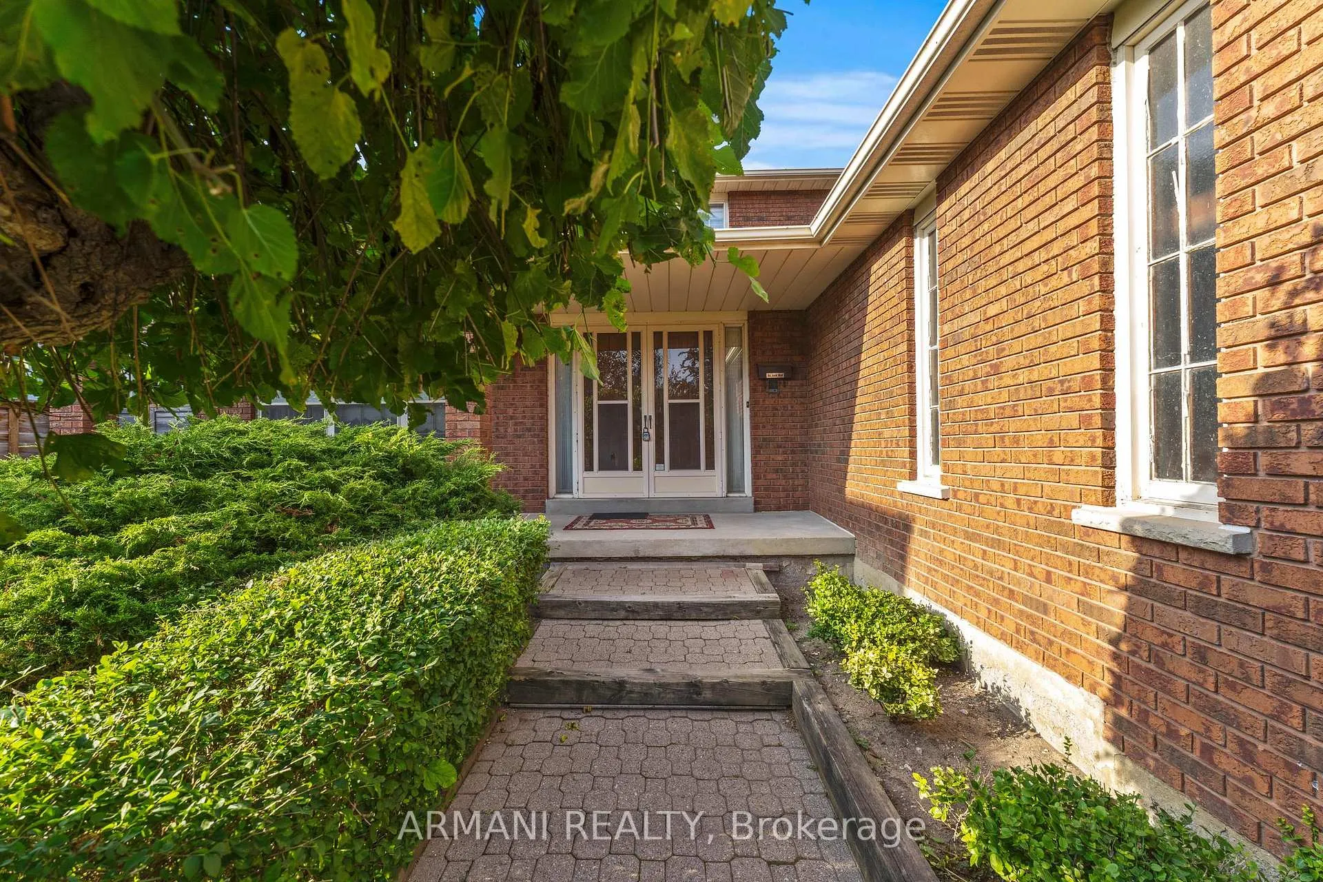 Photo 3 of 14 Yellow Pine Crescent, Vaughan, East Woodbridge — HOMEH