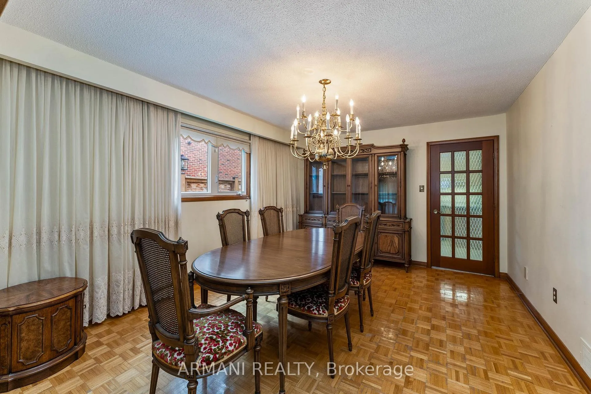 Photo 11 of 14 Yellow Pine Crescent, Vaughan, East Woodbridge — HOMEH