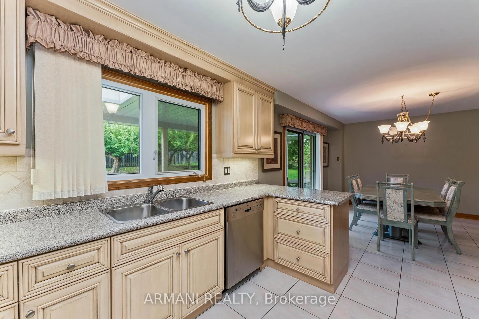 Photo 18 of 14 Yellow Pine Crescent, Vaughan, East Woodbridge — HOMEH