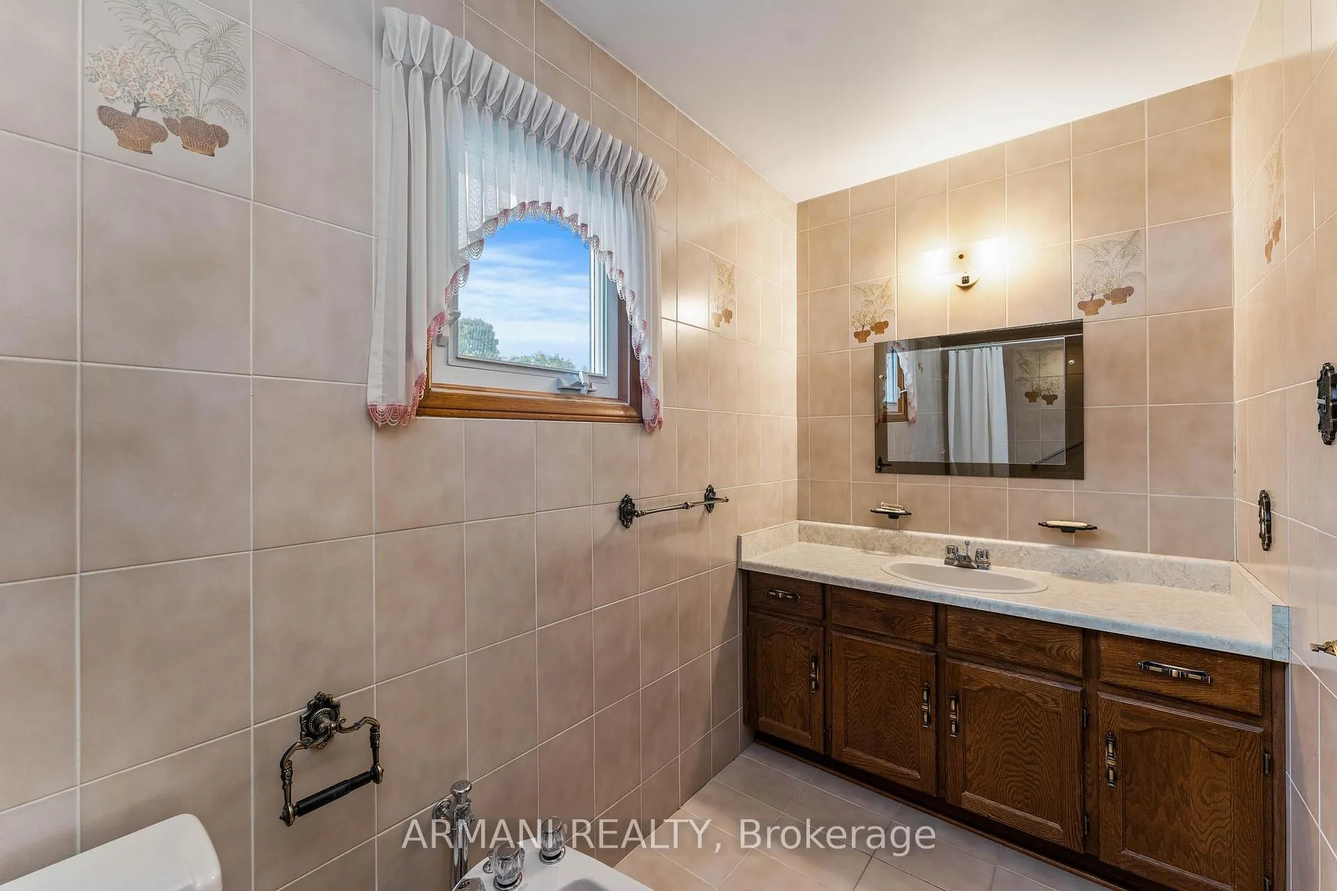Photo 26 of 14 Yellow Pine Crescent, Vaughan, East Woodbridge — HOMEH