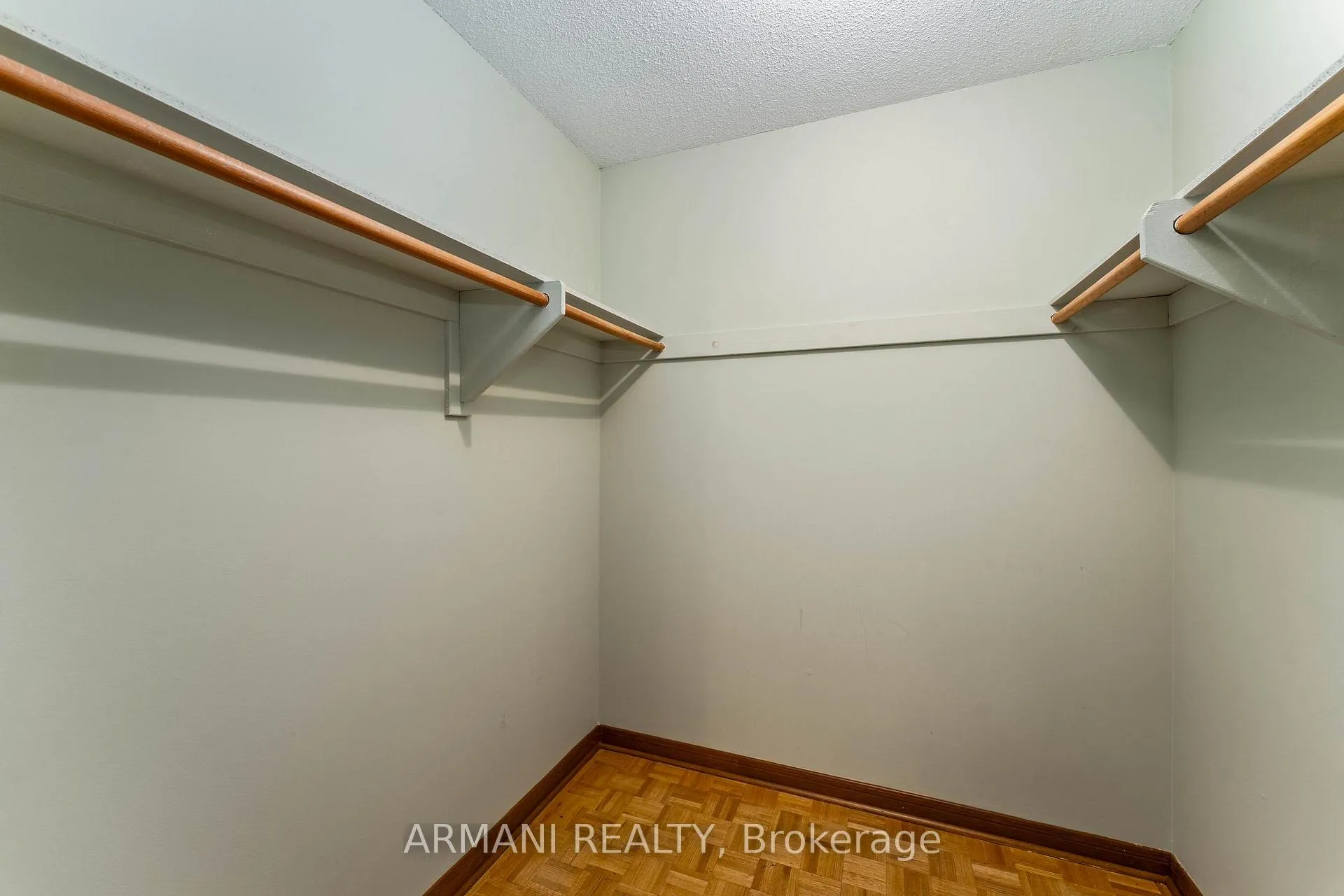 Photo 28 of 14 Yellow Pine Crescent, Vaughan, East Woodbridge — HOMEH