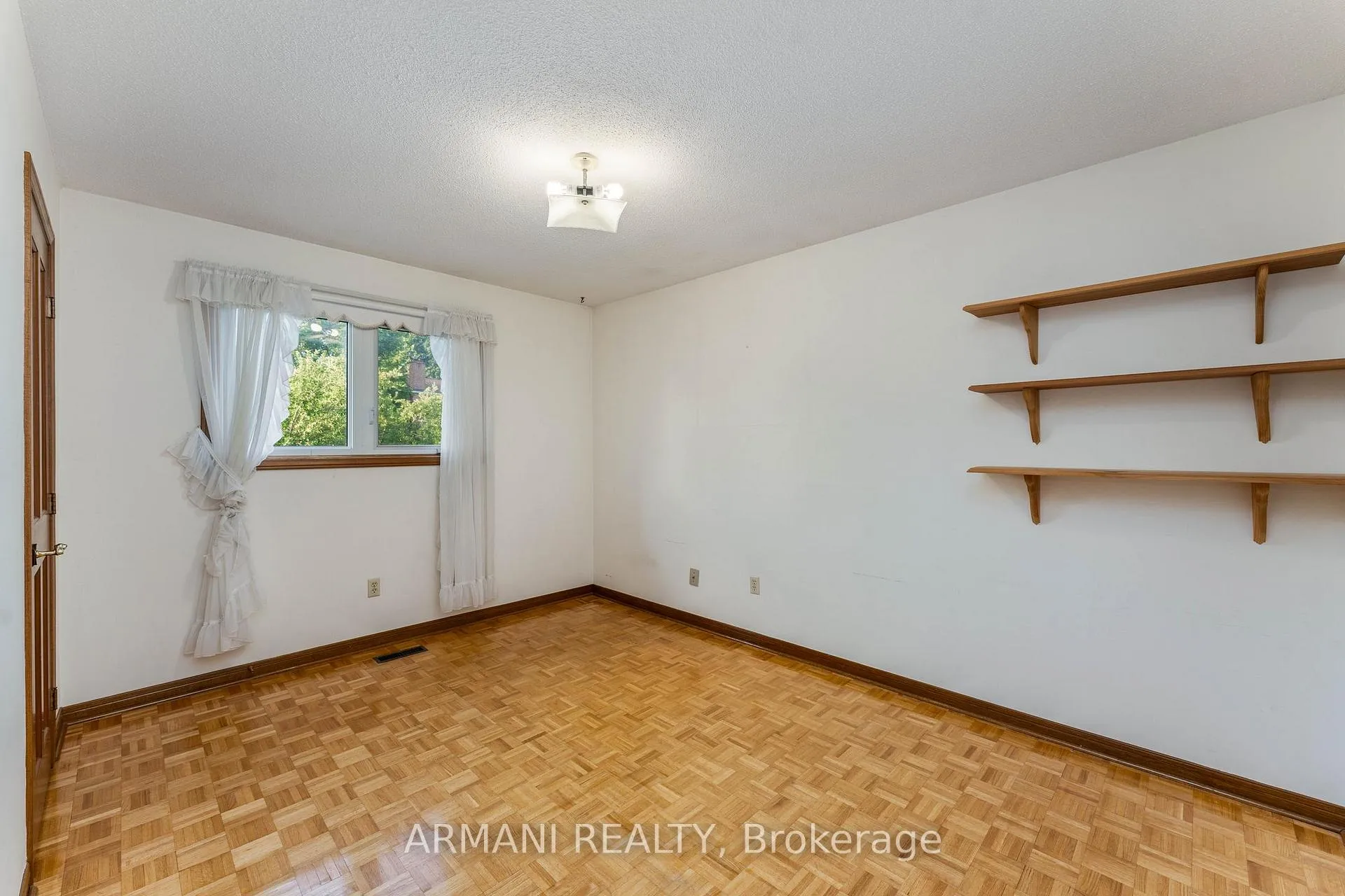 Photo 31 of 14 Yellow Pine Crescent, Vaughan, East Woodbridge — HOMEH