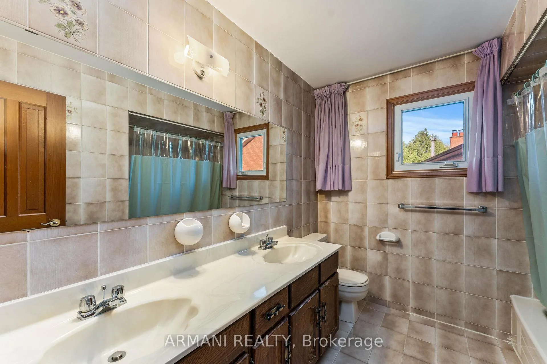 Photo 32 of 14 Yellow Pine Crescent, Vaughan, East Woodbridge — HOMEH