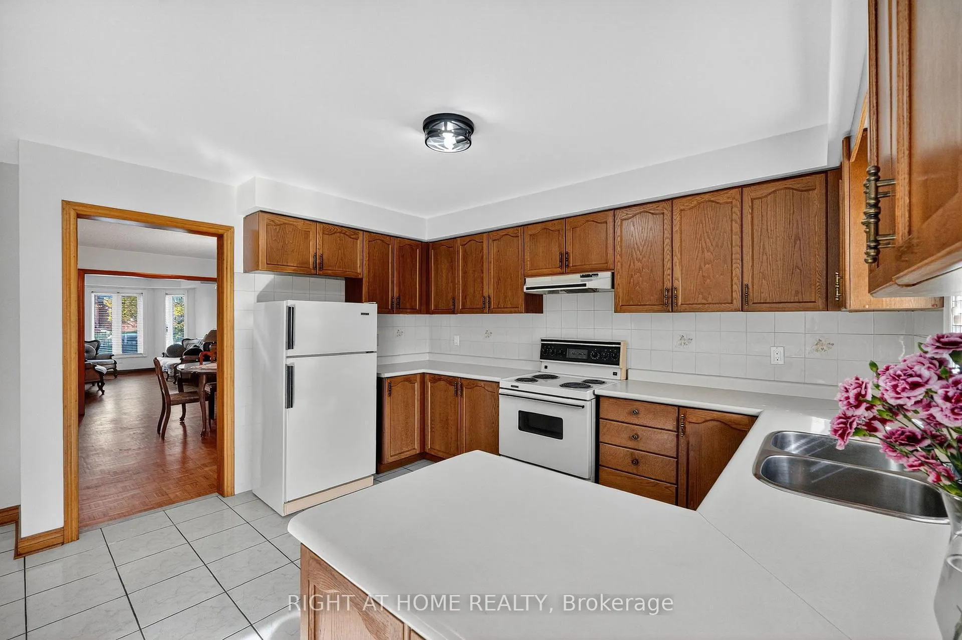 Photo 11 of 291 Andy Crescent, Vaughan, Elder Mills — HOMEH