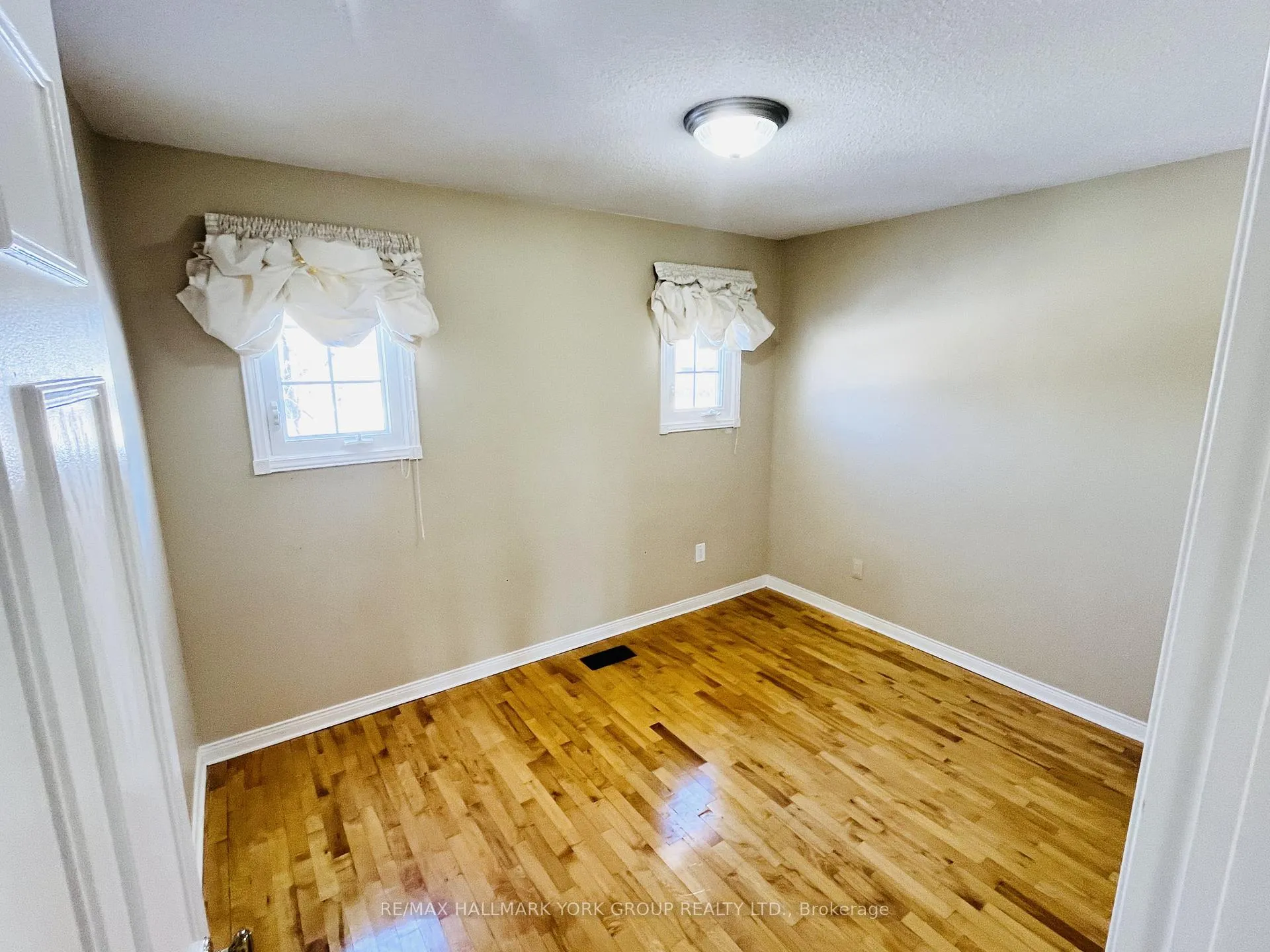 Photo 14 of 191 Burton Grove, King, King City — HOMEH