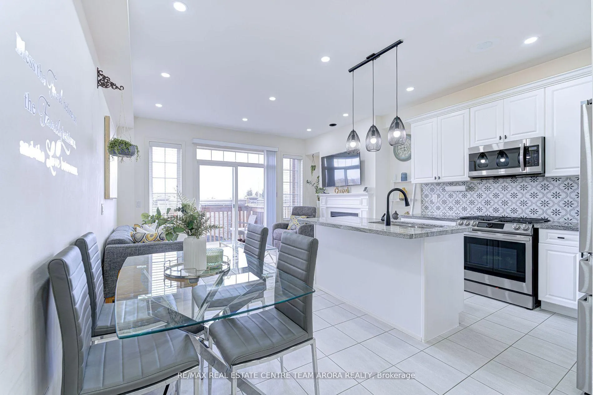 Photo 5 of 80 Finegan Circle, Brampton, Northwest Brampton — HOMEH