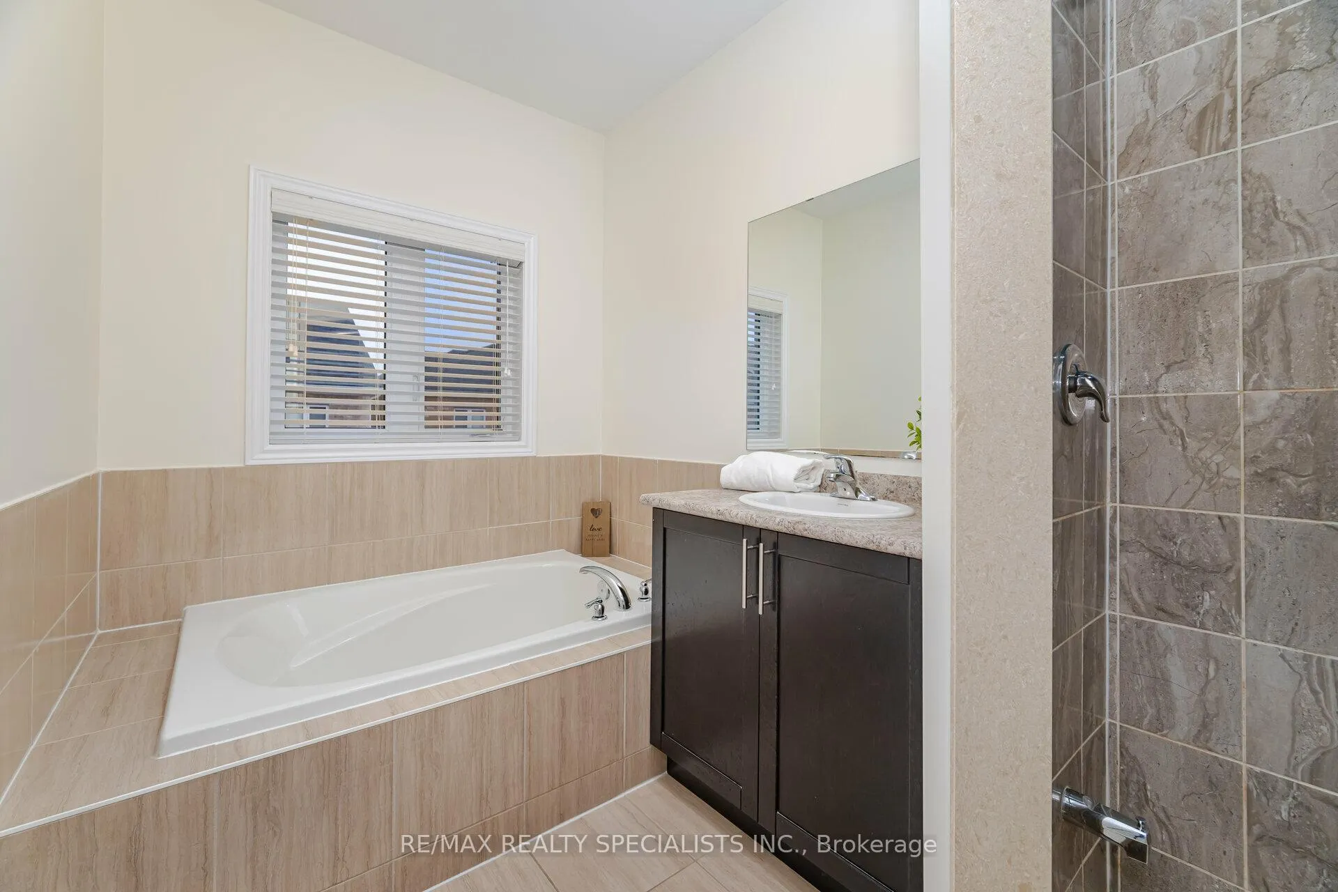 Photo 18 of 90 Truro Circle, Brampton, Northwest Brampton — HOMEH