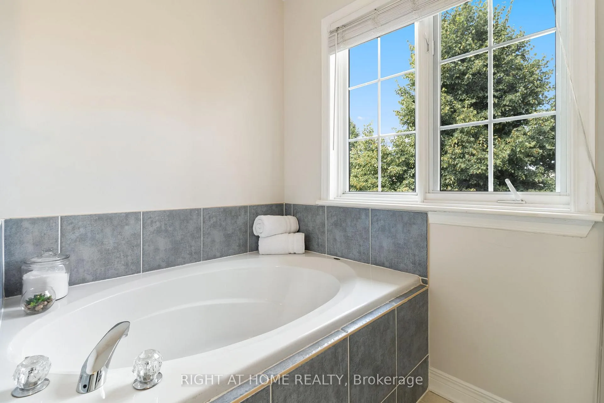 Photo 20 of 139 Locheland Crescent, Ottawa, Barrhaven East — HOMEH