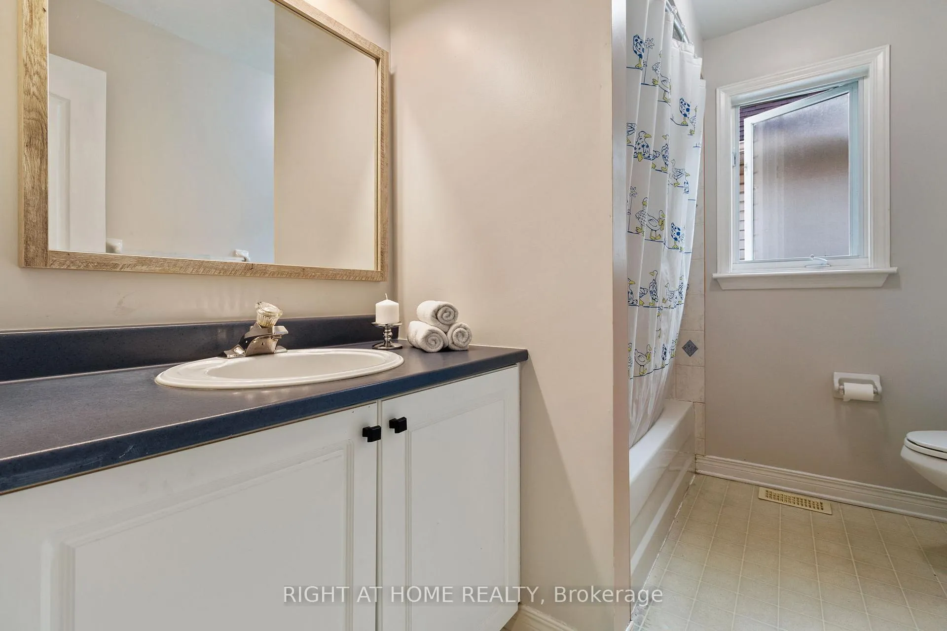 Photo 25 of 139 Locheland Crescent, Ottawa, Barrhaven East — HOMEH