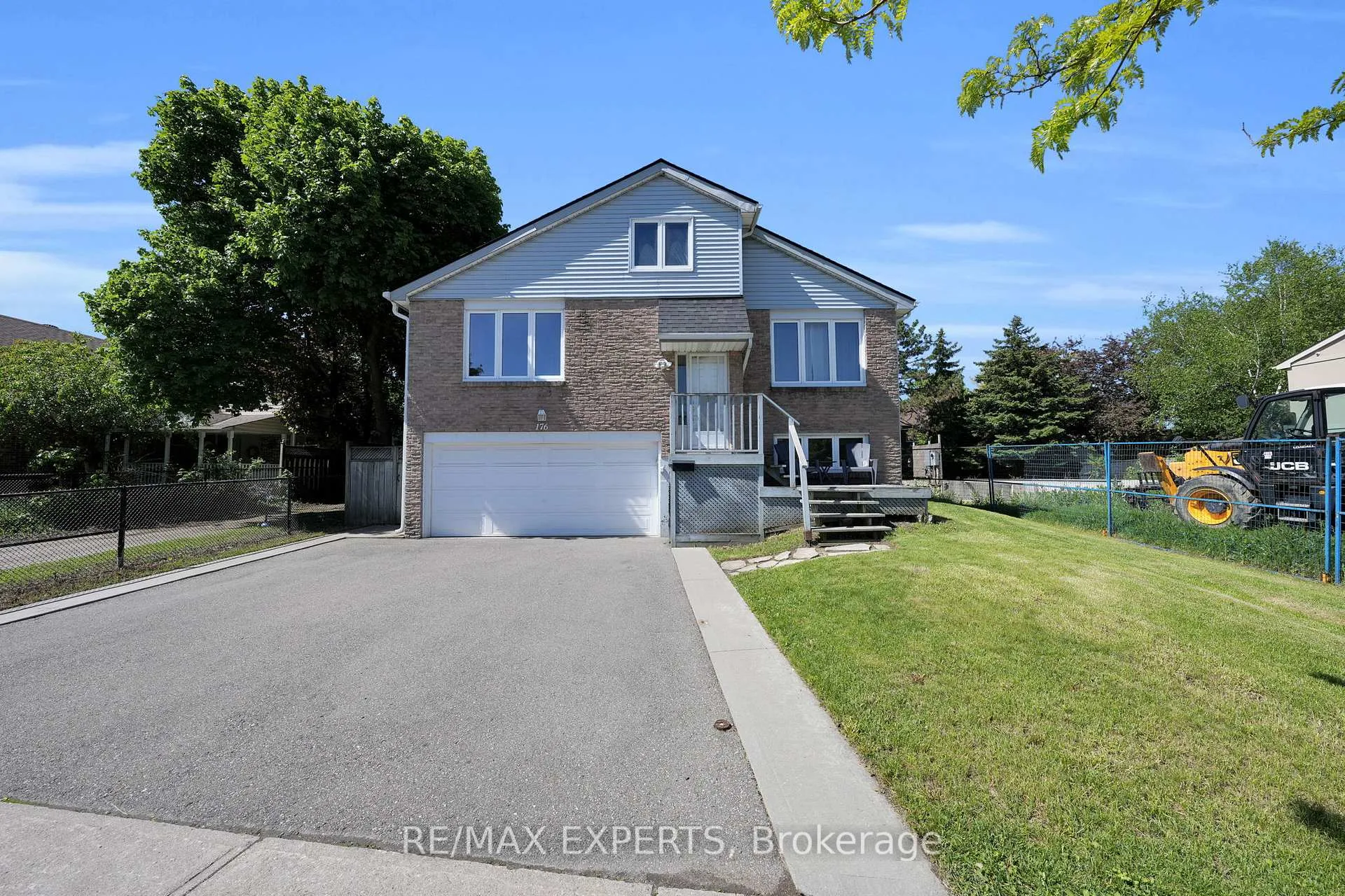 Photo 2 of 176 Conestoga Drive, Brampton, Heart Lake — HOMEH