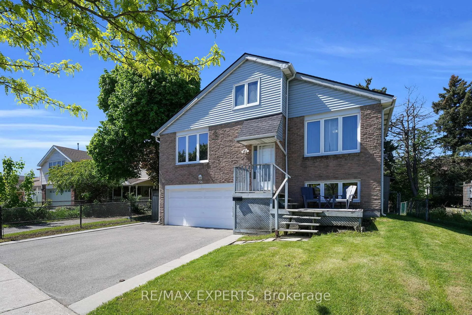Photo 3 of 176 Conestoga Drive, Brampton, Heart Lake — HOMEH