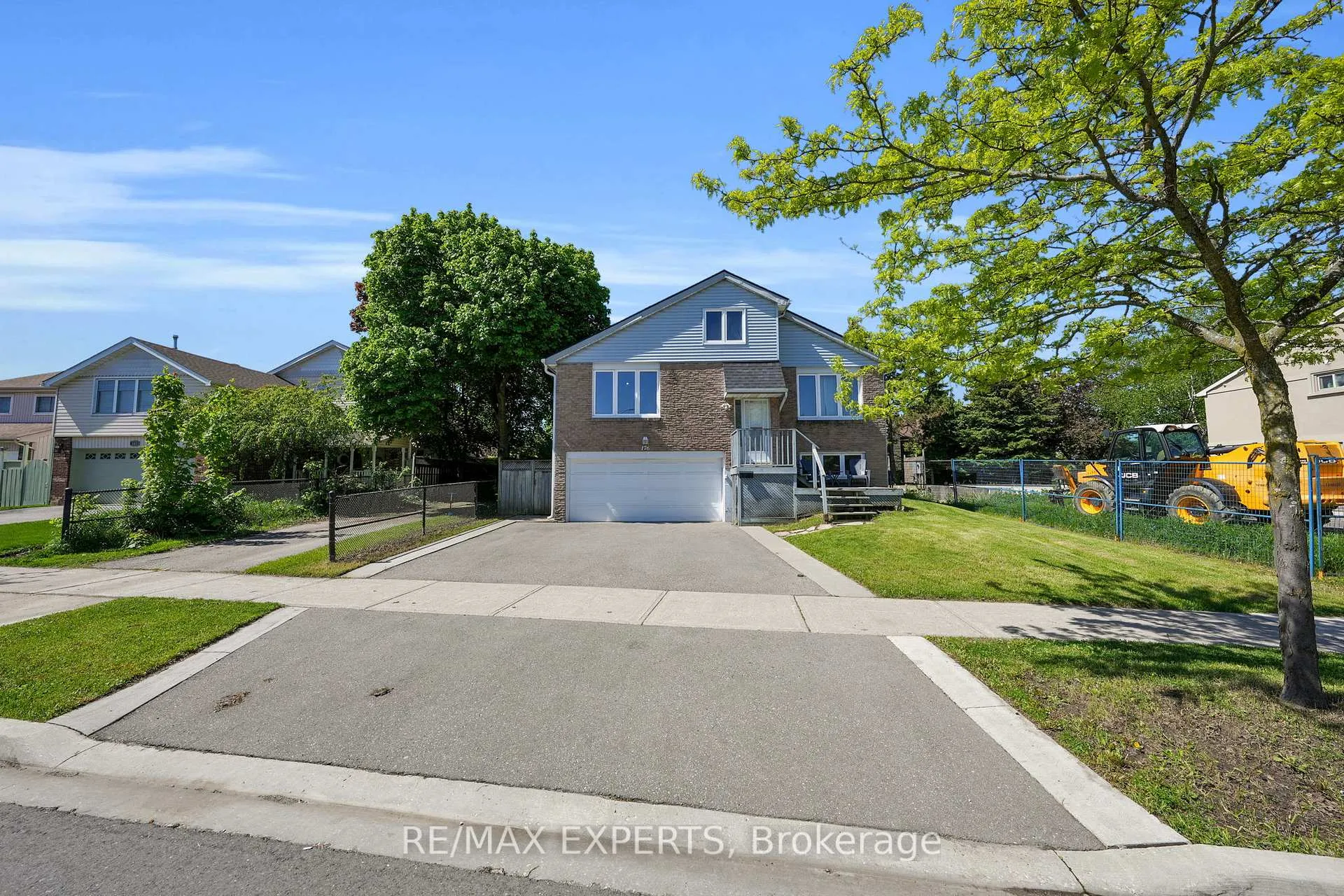 Photo 4 of 176 Conestoga Drive, Brampton, Heart Lake — HOMEH