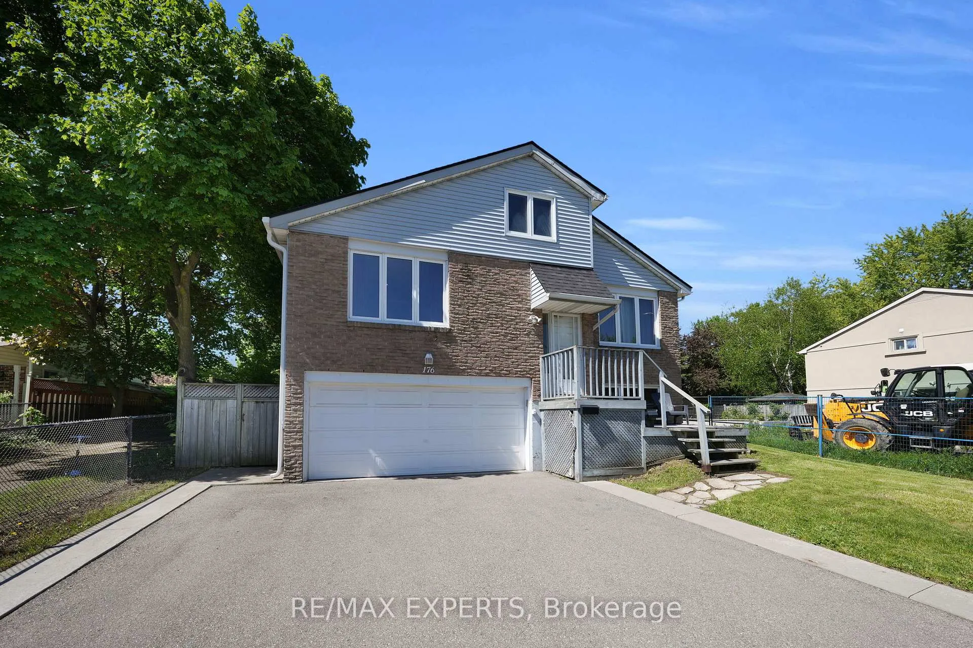 Photo 5 of 176 Conestoga Drive, Brampton, Heart Lake — HOMEH