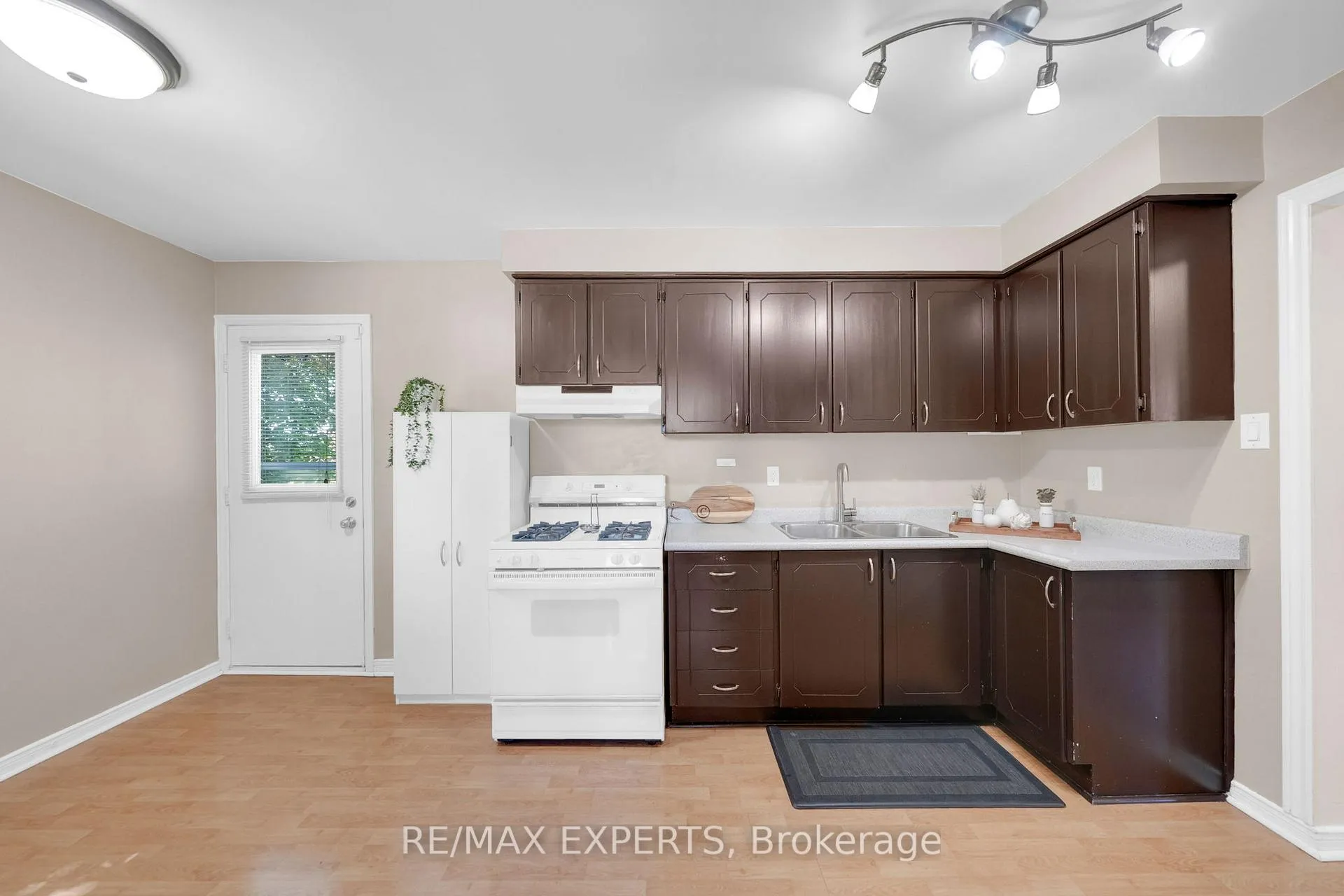 Photo 14 of 176 Conestoga Drive, Brampton, Heart Lake — HOMEH