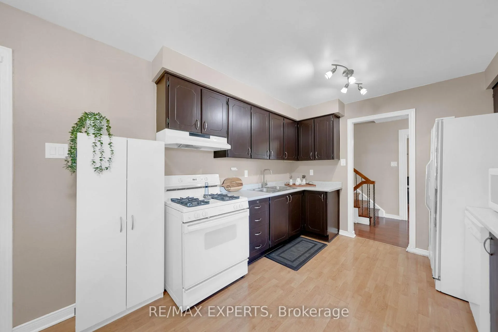 Photo 16 of 176 Conestoga Drive, Brampton, Heart Lake — HOMEH