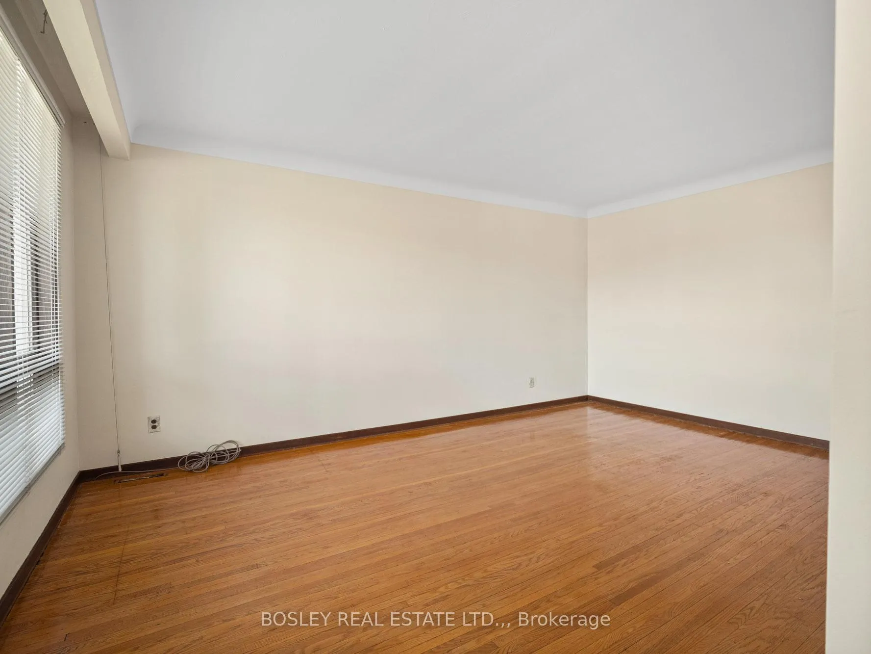 Photo 3 of 276 Gross Avenue, Welland, Broadway — HOMEH