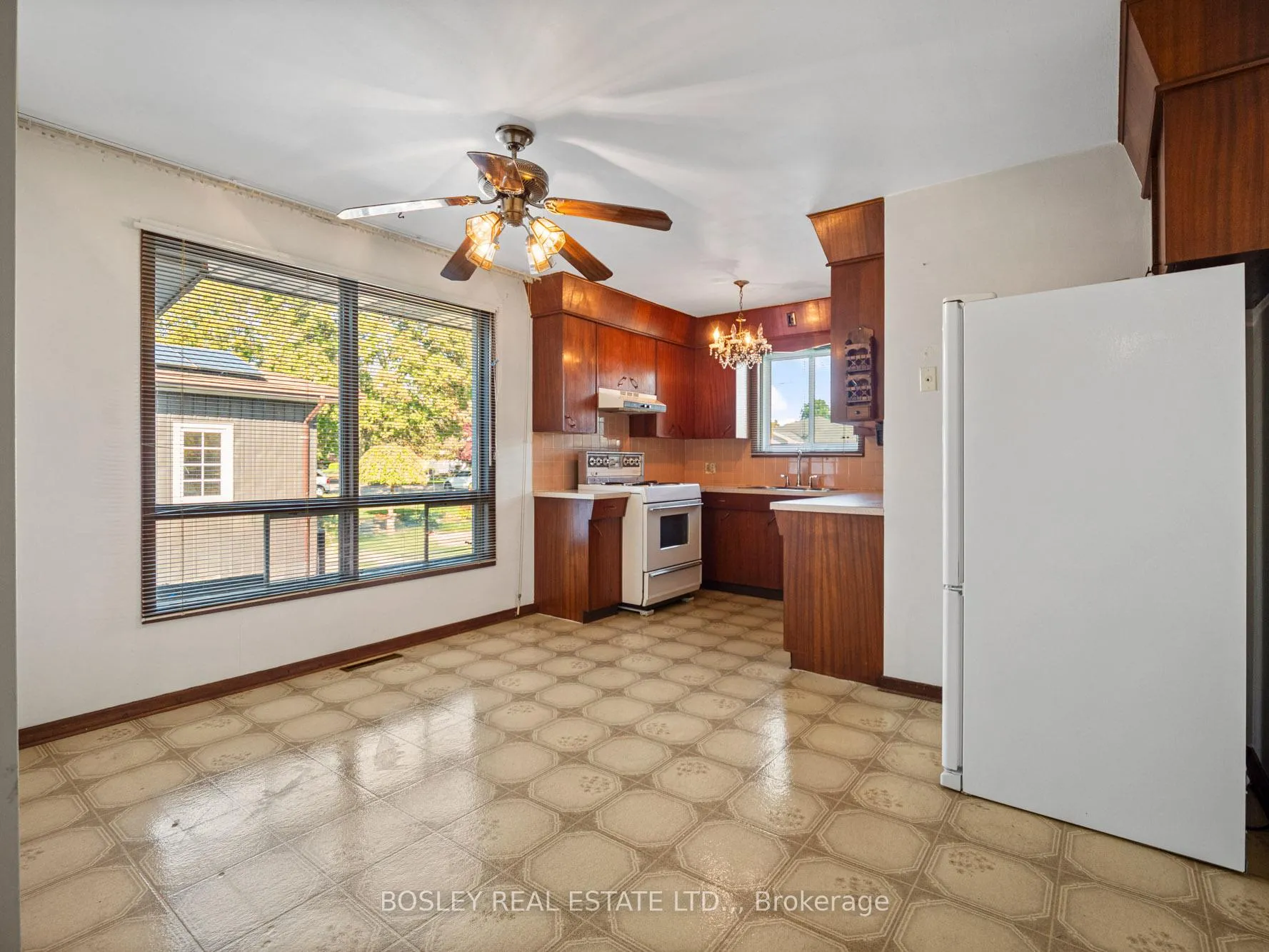 Photo 4 of 276 Gross Avenue, Welland, Broadway — HOMEH