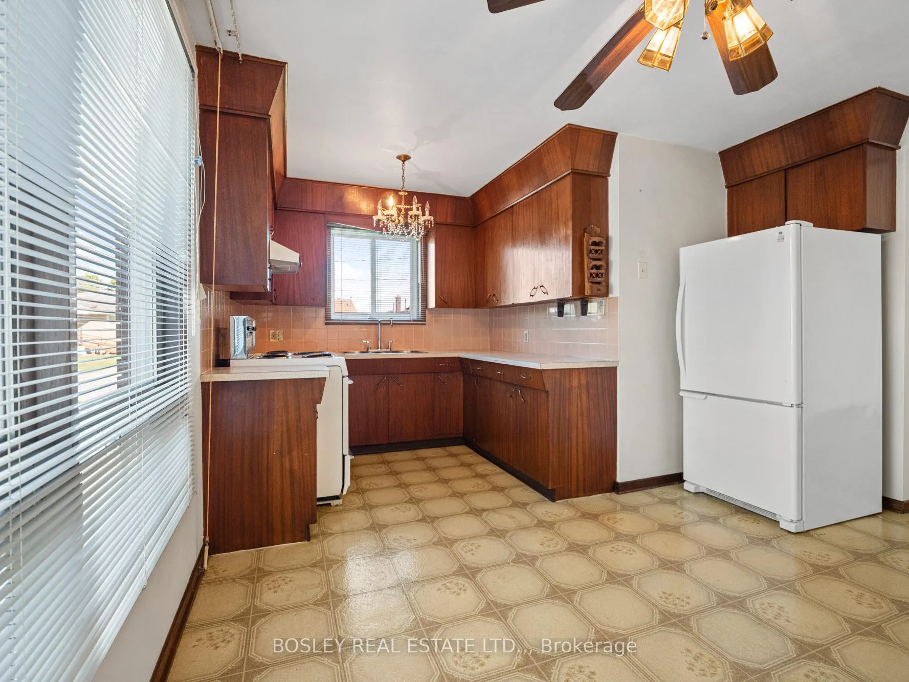 Photo 5 of 276 Gross Avenue, Welland, Broadway — HOMEH