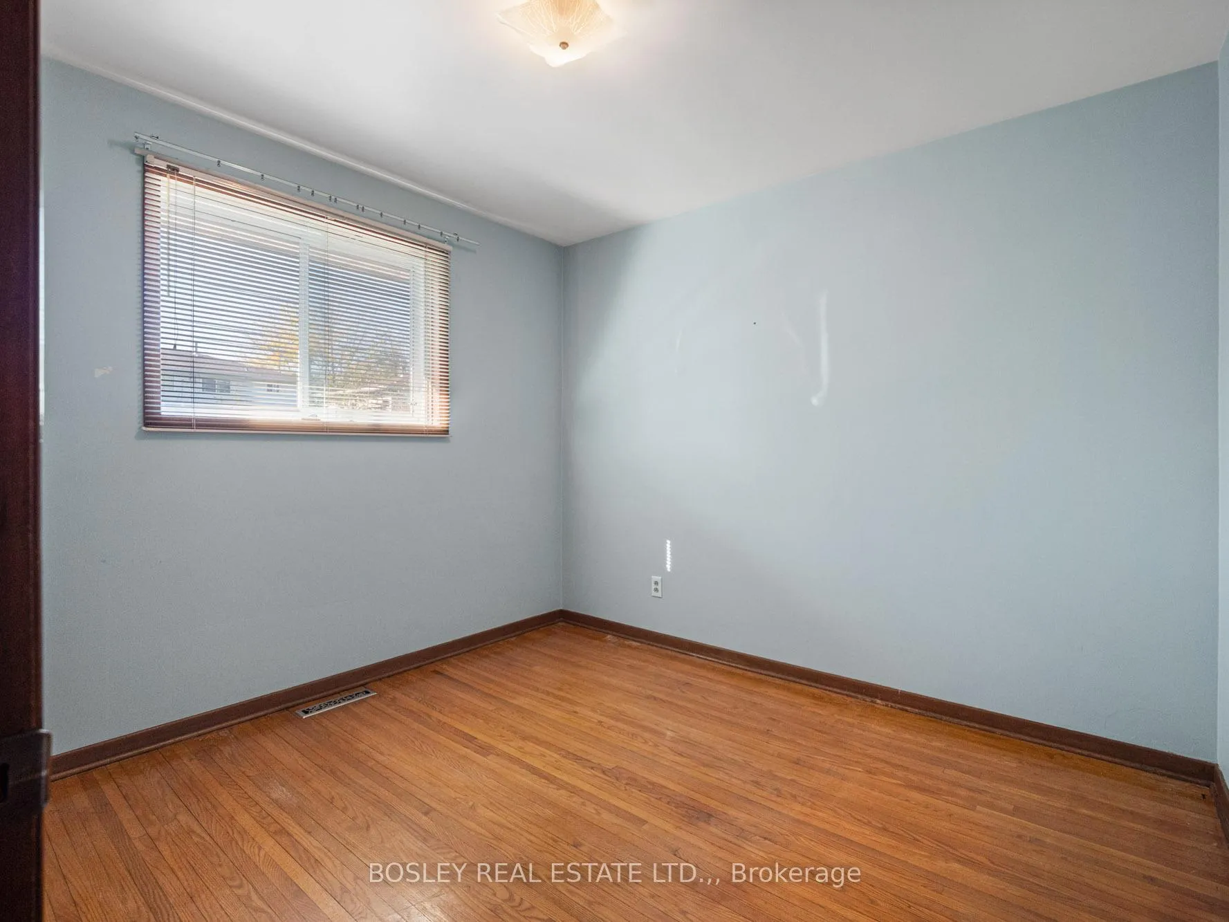 Photo 10 of 276 Gross Avenue, Welland, Broadway — HOMEH