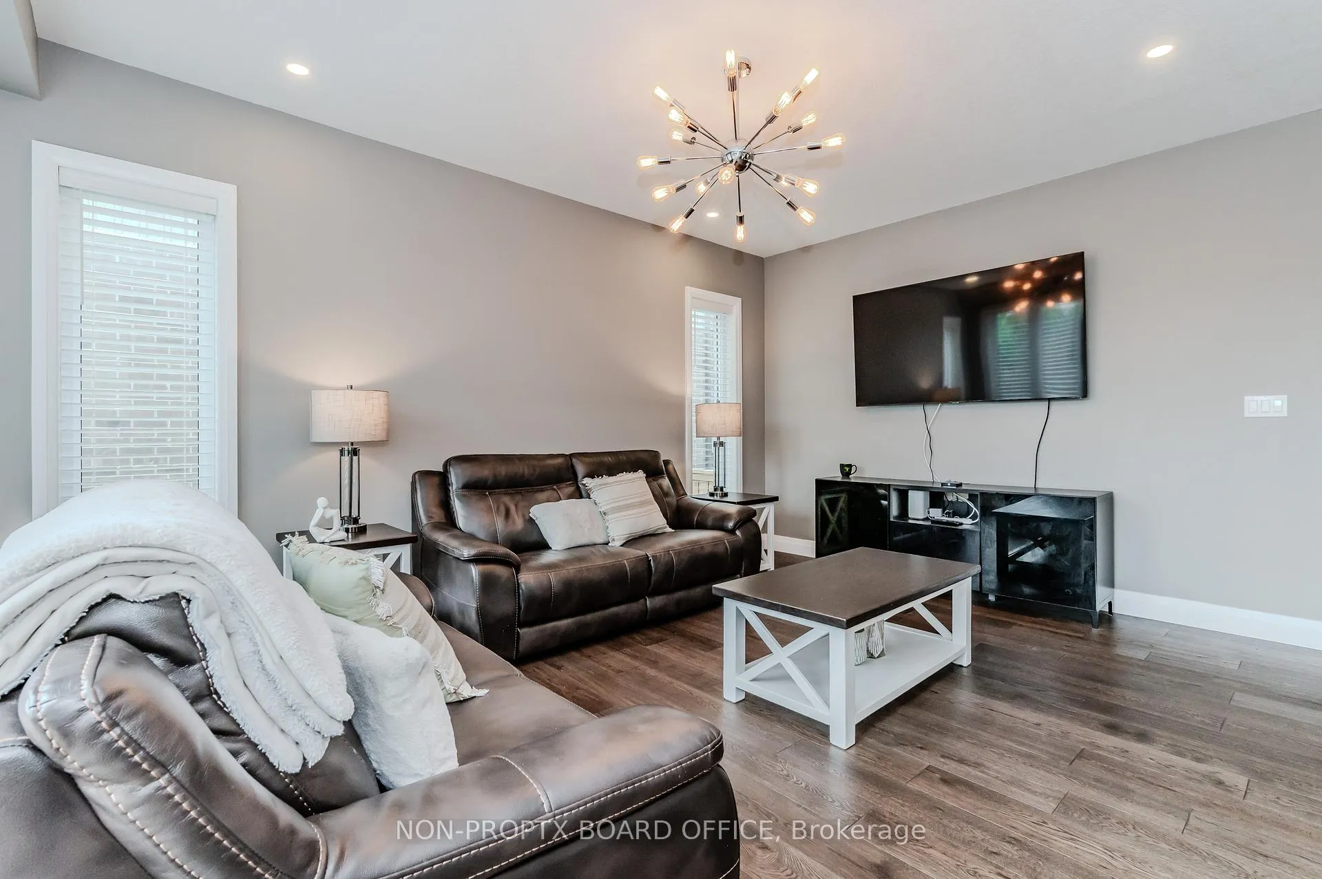 Photo 7 of 24 Erbsville Court, Waterloo — HOMEH