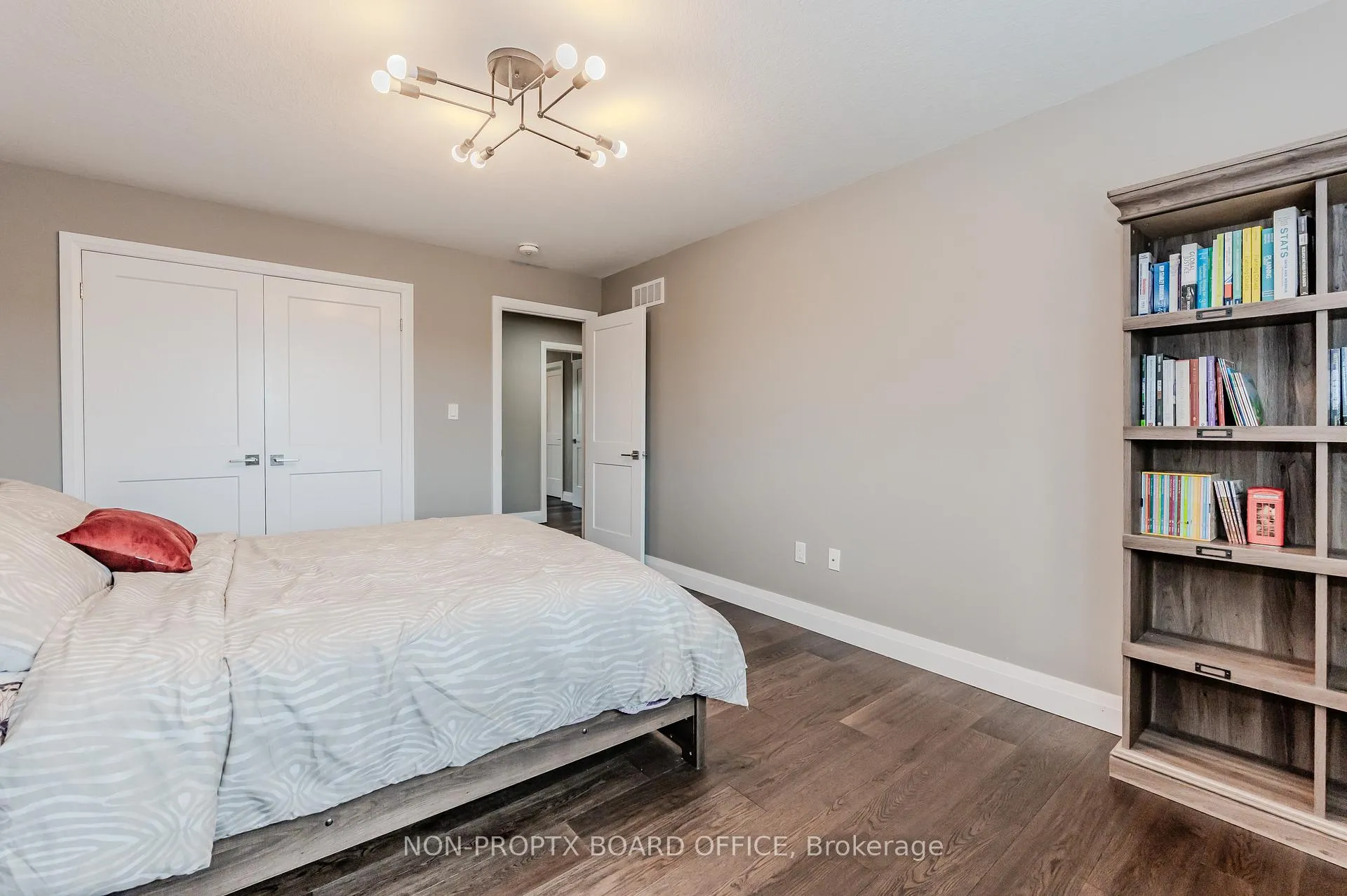 Photo 17 of 24 Erbsville Court, Waterloo — HOMEH