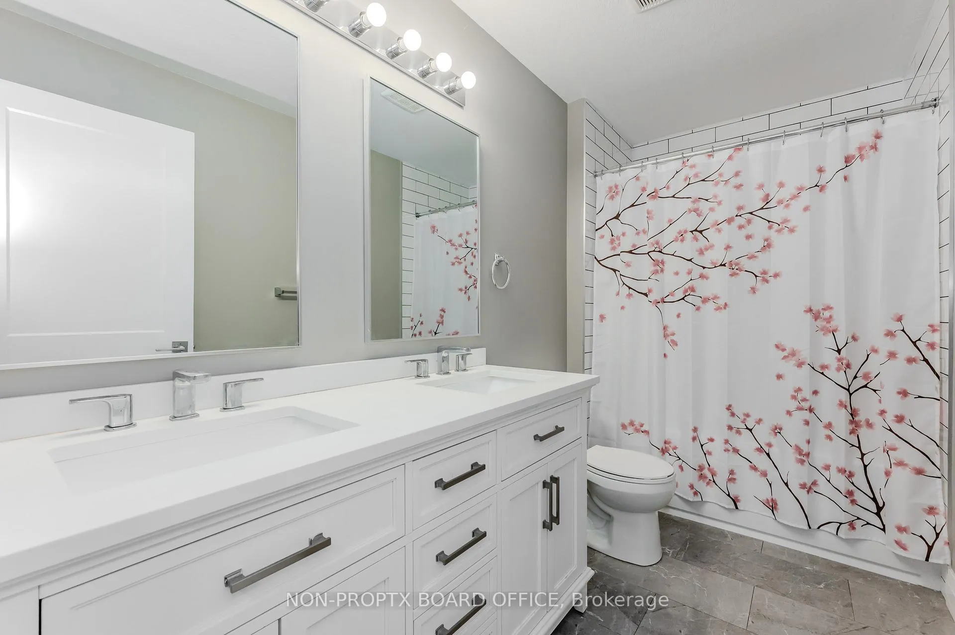Photo 20 of 24 Erbsville Court, Waterloo — HOMEH