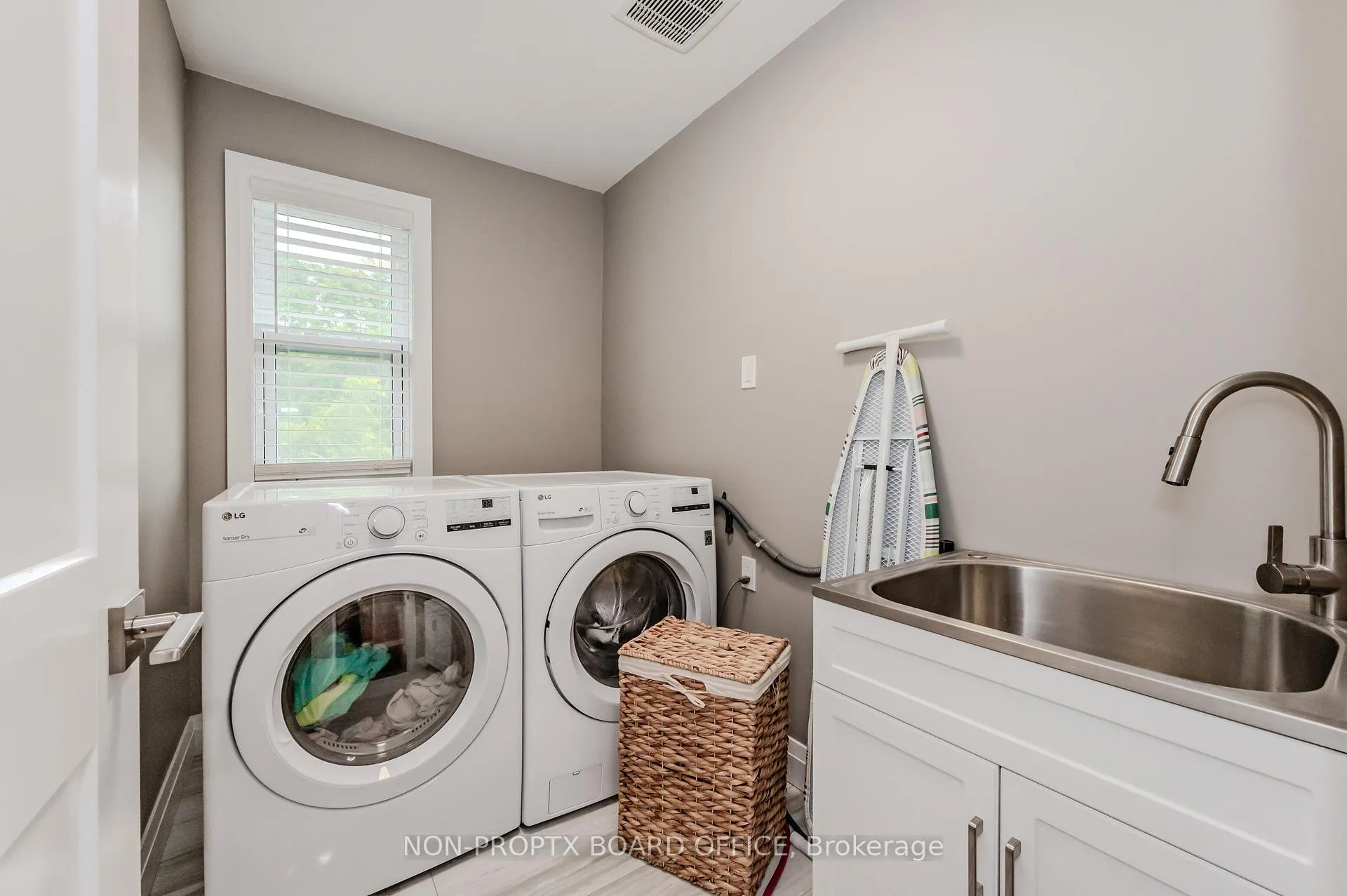 Photo 26 of 24 Erbsville Court, Waterloo — HOMEH