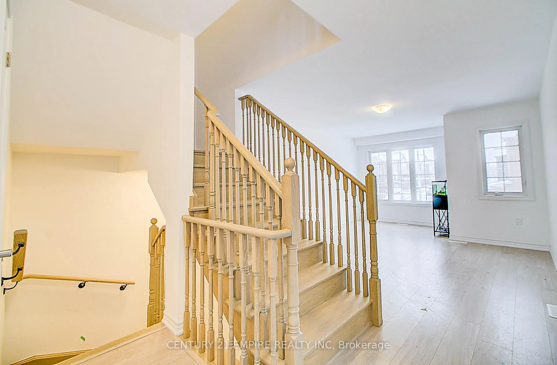 Photo 8 of 43 Pumpkin Corner Crescent, Barrie, Rural Barrie Southeast — HOMEH