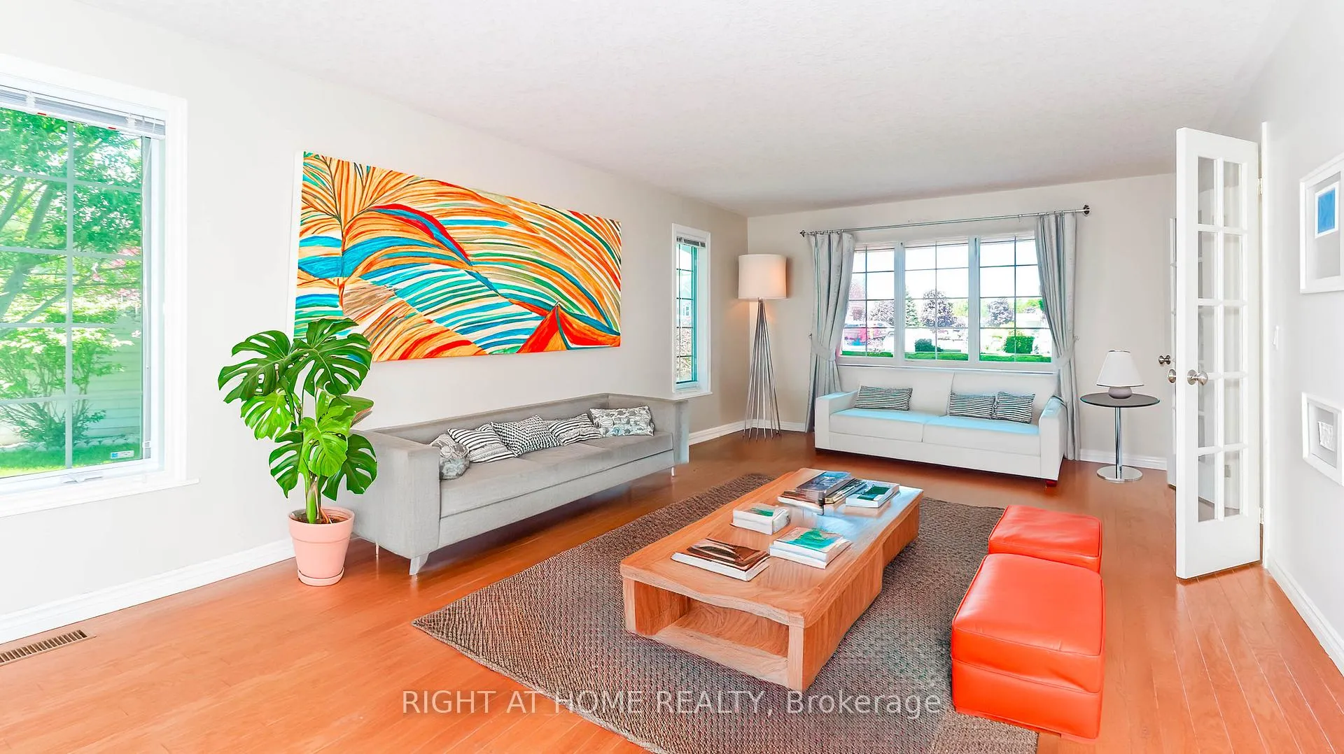 Photo 5 of 14 Illinois Crescent, Wasaga Beach — HOMEH