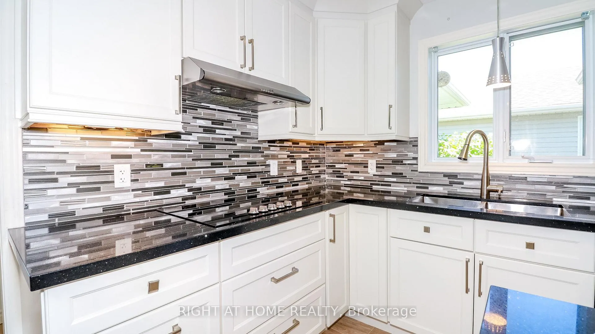 Photo 7 of 14 Illinois Crescent, Wasaga Beach — HOMEH