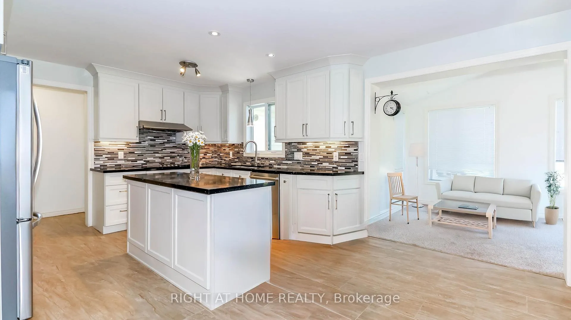 Photo 9 of 14 Illinois Crescent, Wasaga Beach — HOMEH