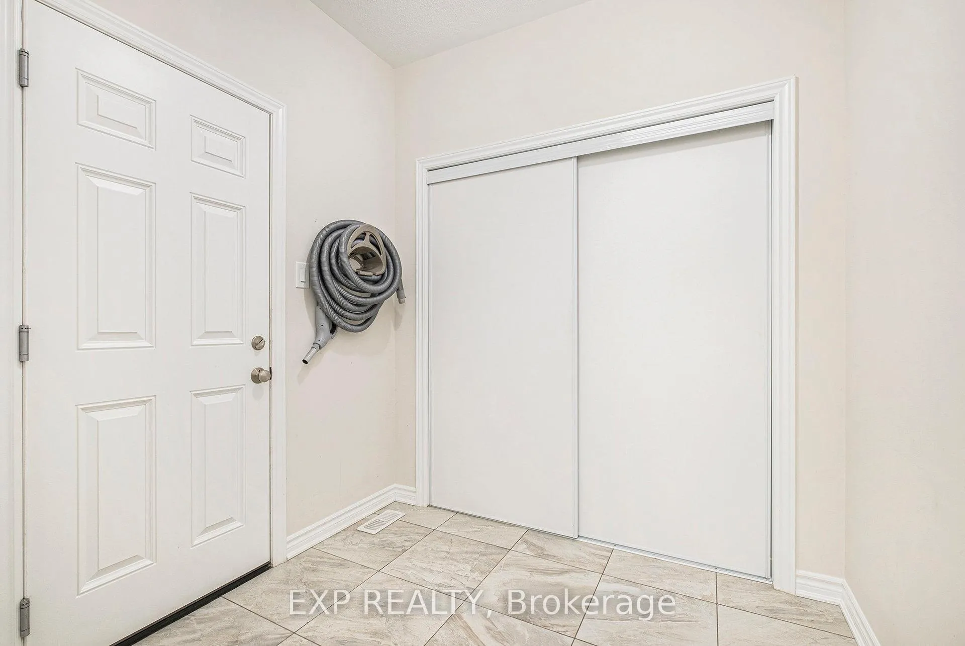 Photo 10 of 186 Lamprey Street, Ottawa, Barrhaven - Half Moon Bay — HOMEH