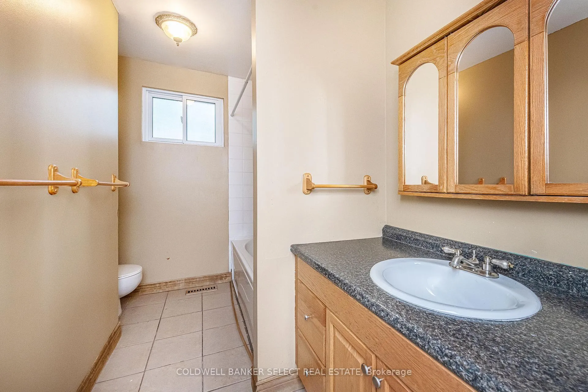 Photo 10 of 282 Whitehead Crescent, Caledon, Bolton North — HOMEH
