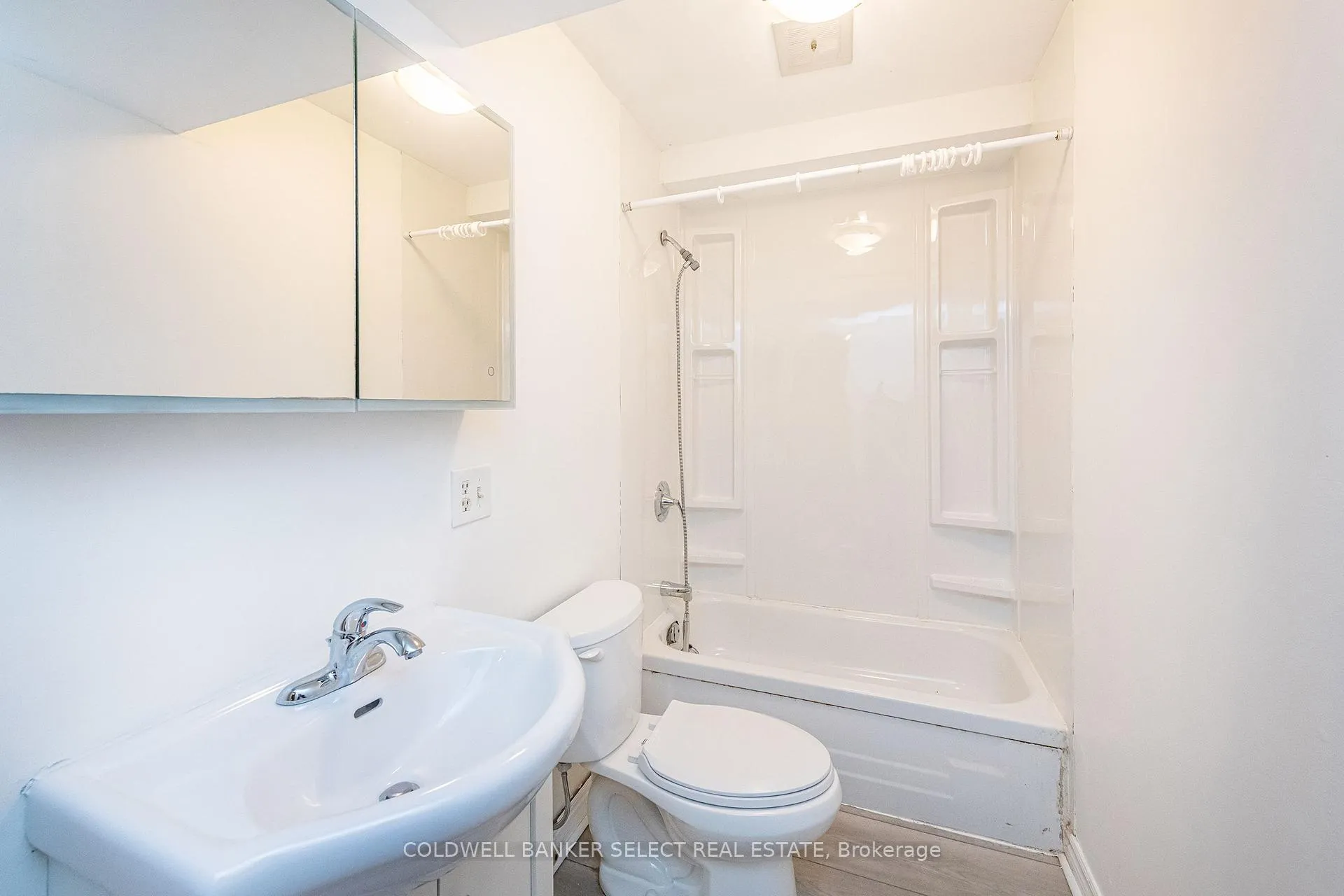 Photo 19 of 282 Whitehead Crescent, Caledon, Bolton North — HOMEH