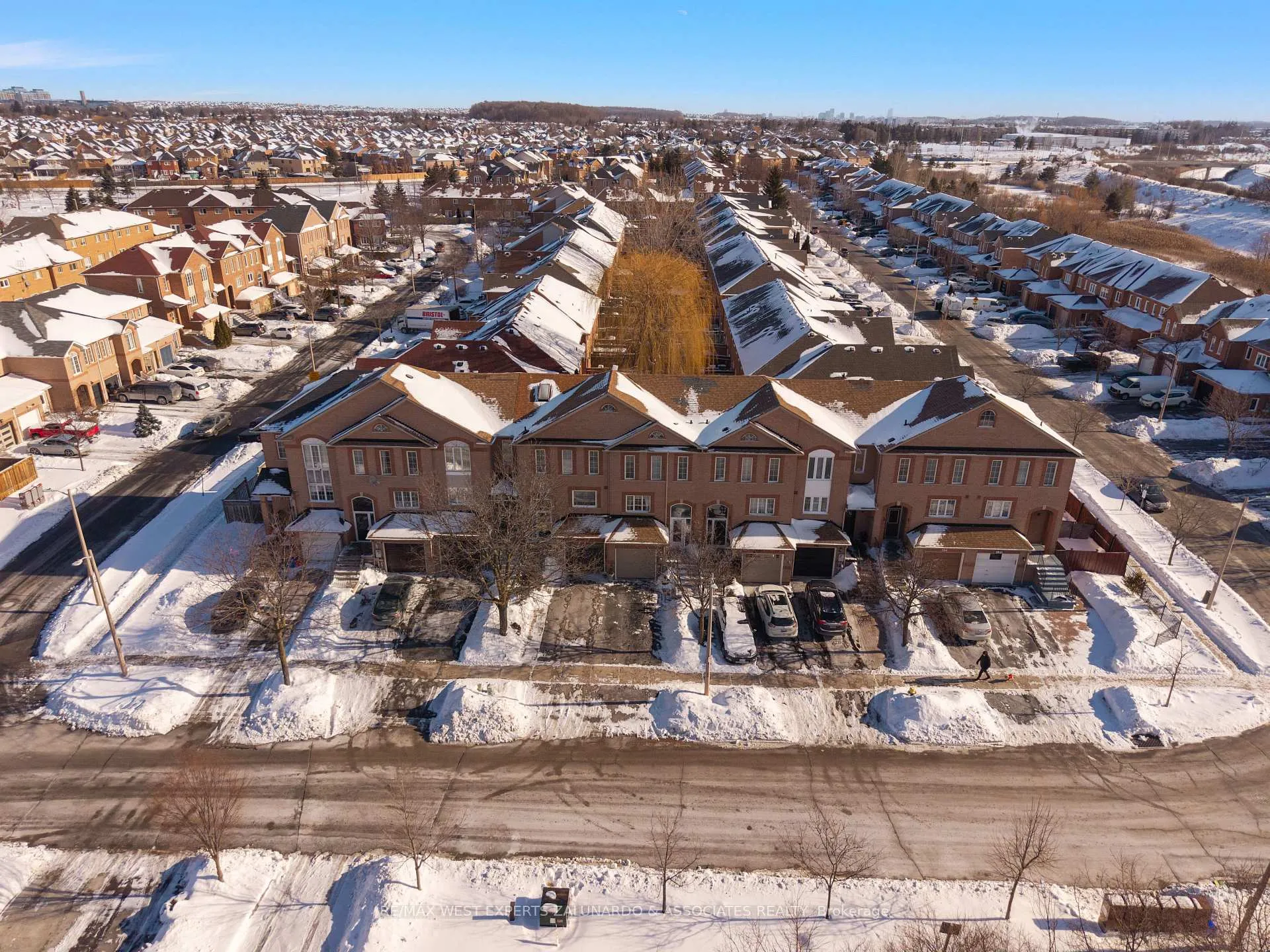 Photo 3 of 140 Parktree Drive, Vaughan, Maple — HOMEH