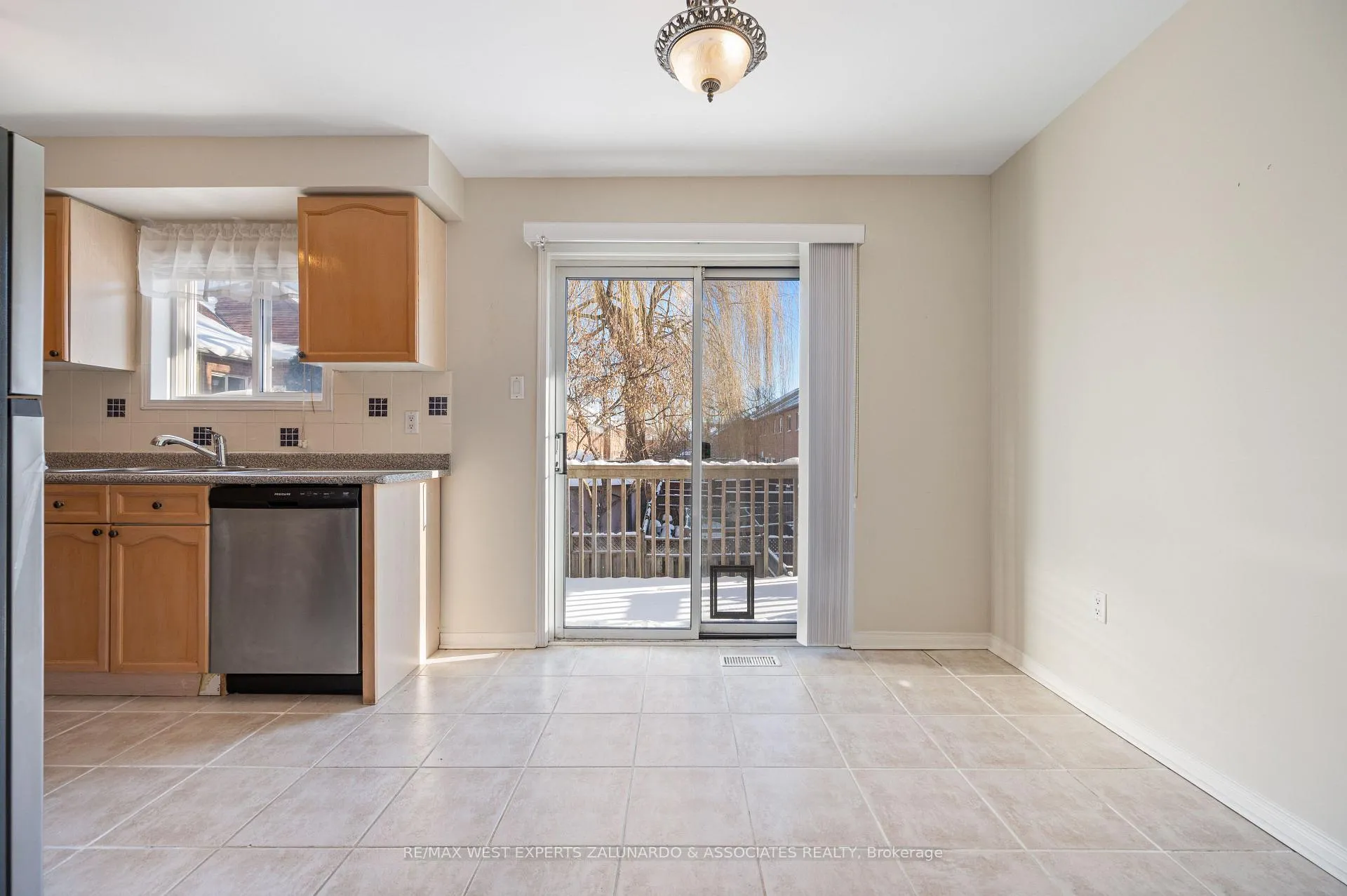 Photo 5 of 140 Parktree Drive, Vaughan, Maple — HOMEH