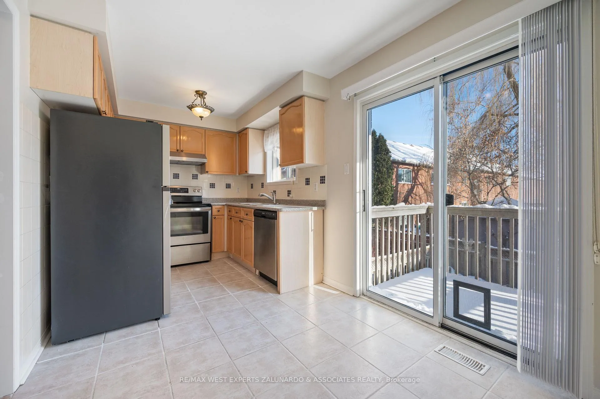Photo 6 of 140 Parktree Drive, Vaughan, Maple — HOMEH