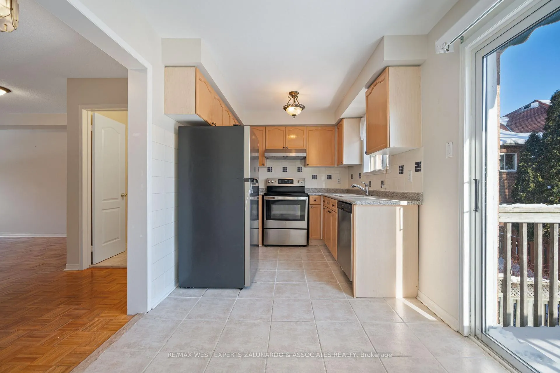 Photo 7 of 140 Parktree Drive, Vaughan, Maple — HOMEH