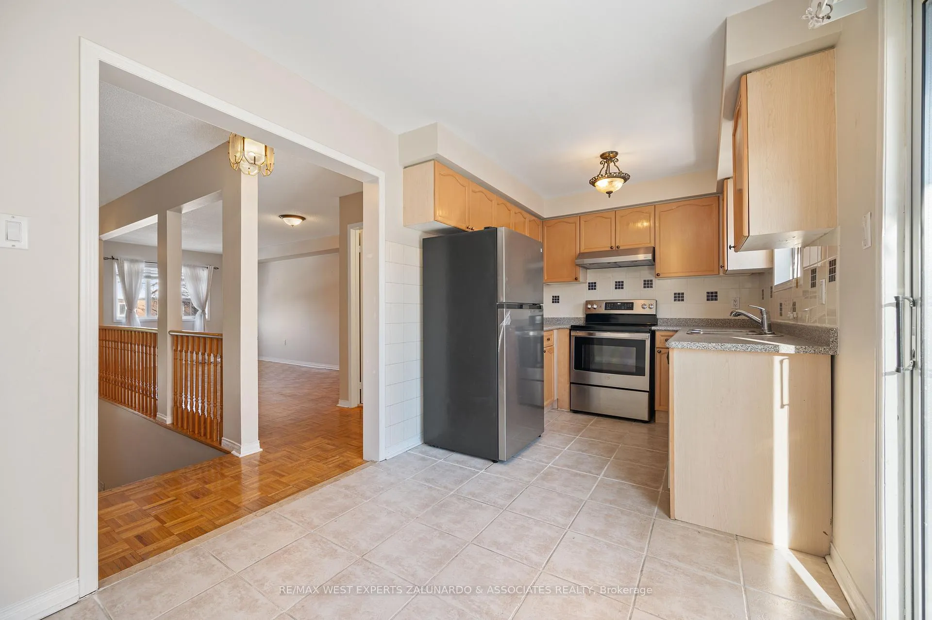 Photo 8 of 140 Parktree Drive, Vaughan, Maple — HOMEH