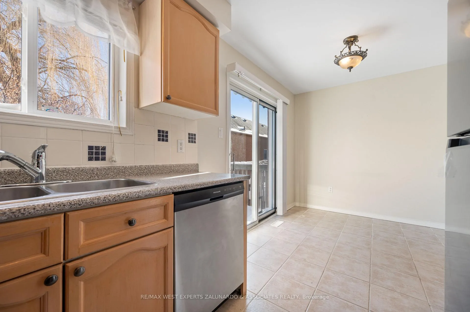 Photo 9 of 140 Parktree Drive, Vaughan, Maple — HOMEH