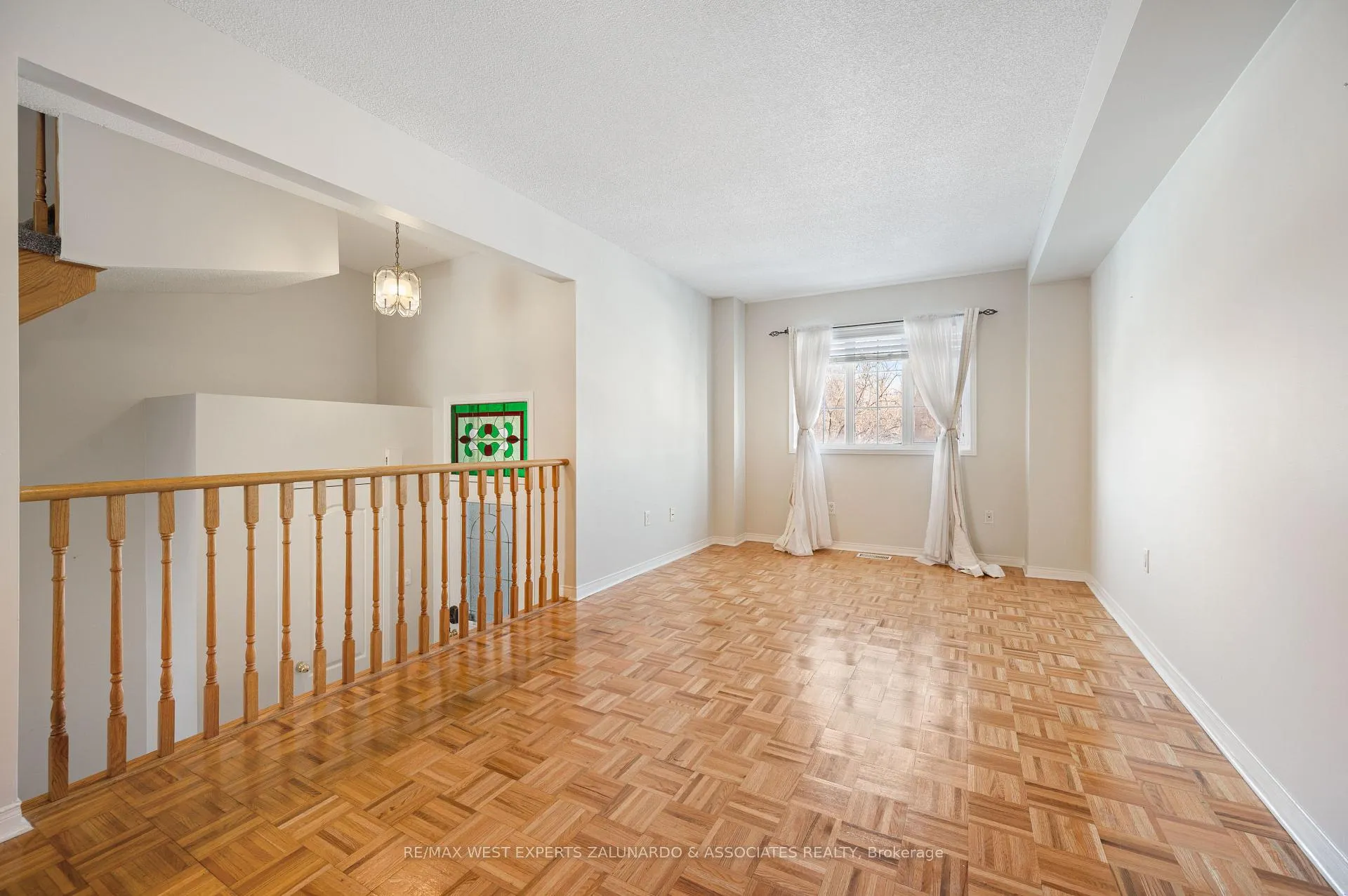 Photo 12 of 140 Parktree Drive, Vaughan, Maple — HOMEH