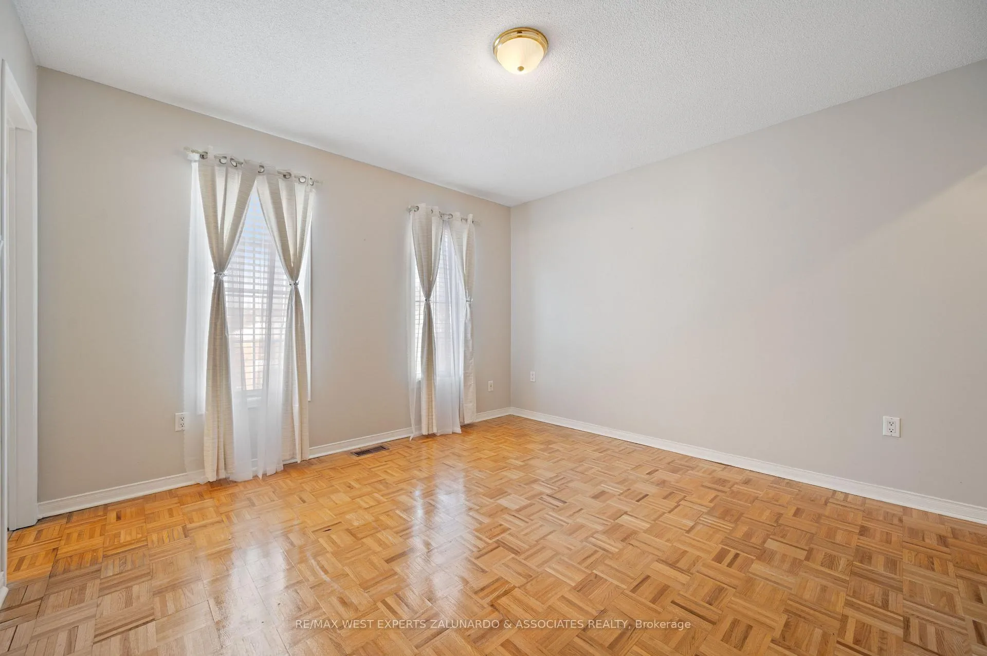 Photo 16 of 140 Parktree Drive, Vaughan, Maple — HOMEH